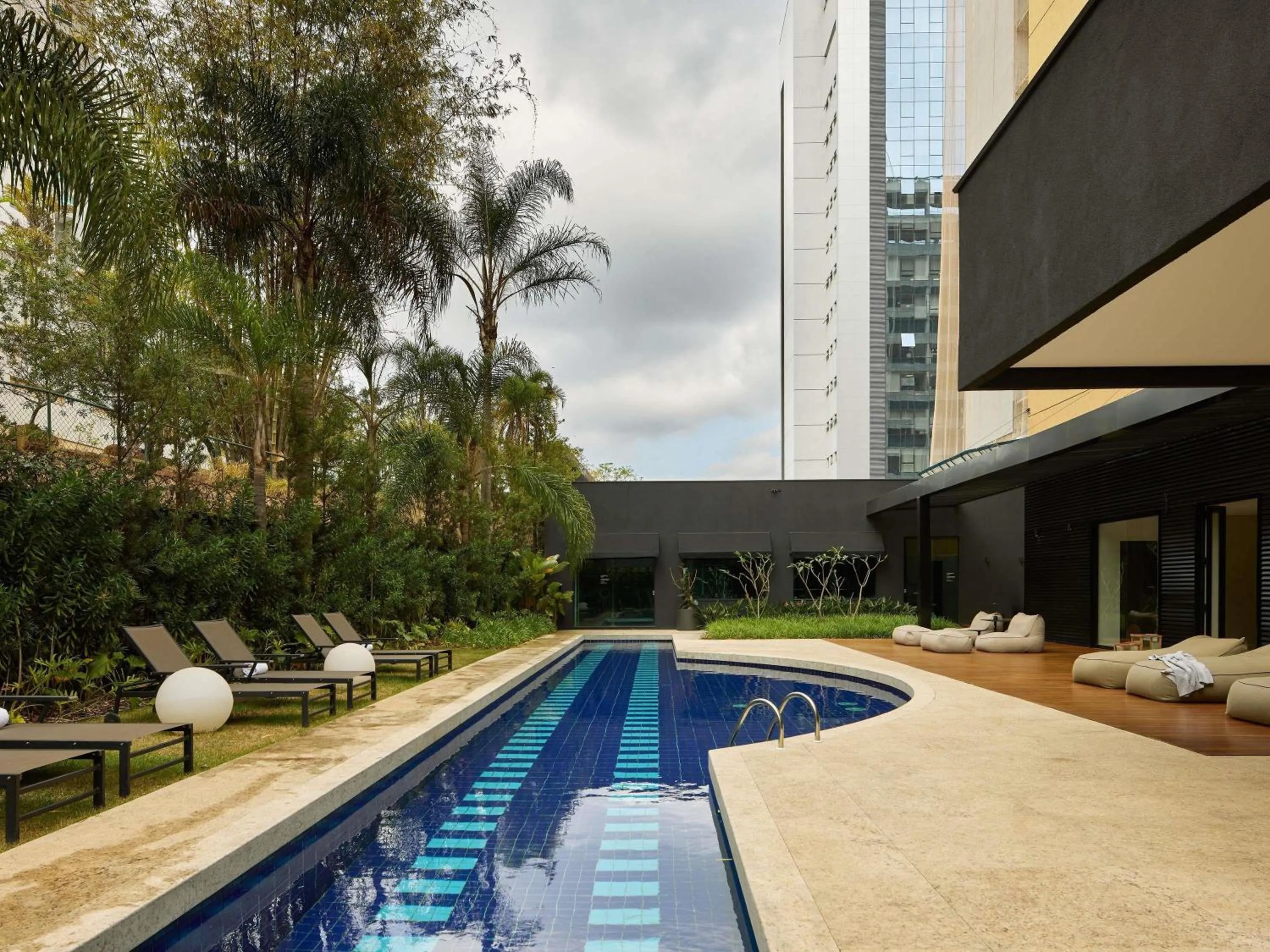 Pool view in Caesar Business Belo Horizonte Belvedere