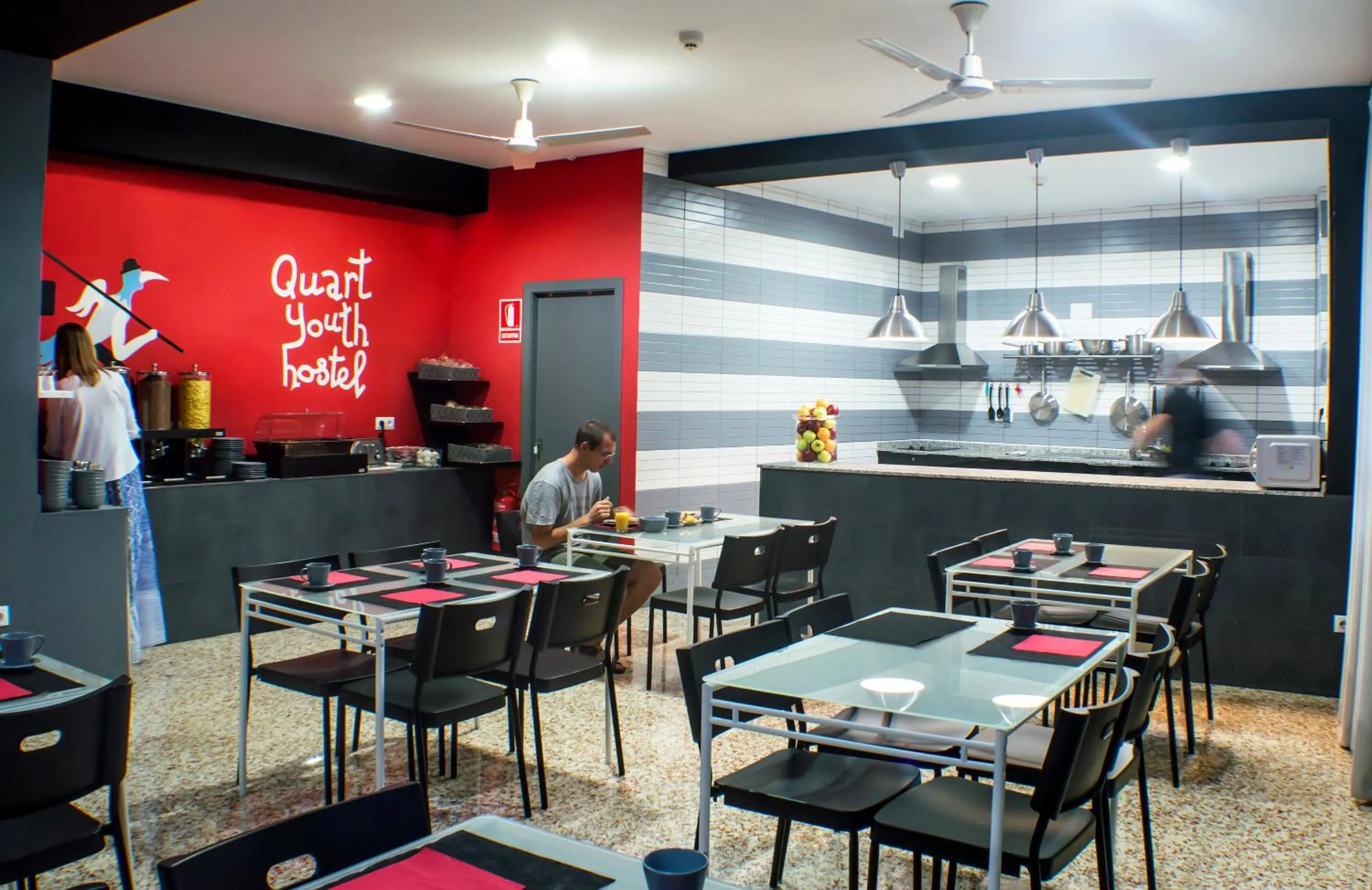 Communal lounge/ TV room in Quart Youth Hostel & Apartments