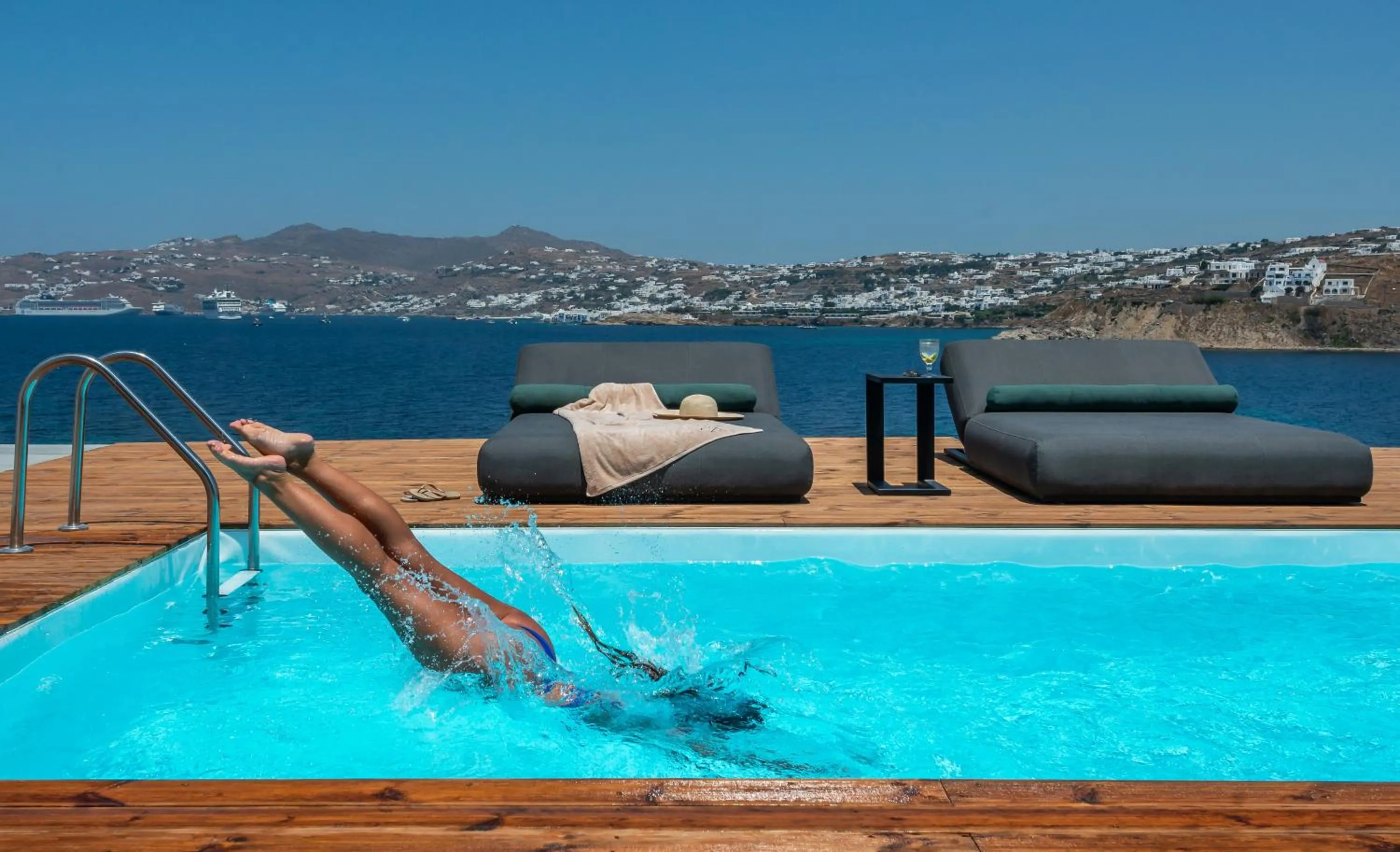 People in Dreambox Mini Villas