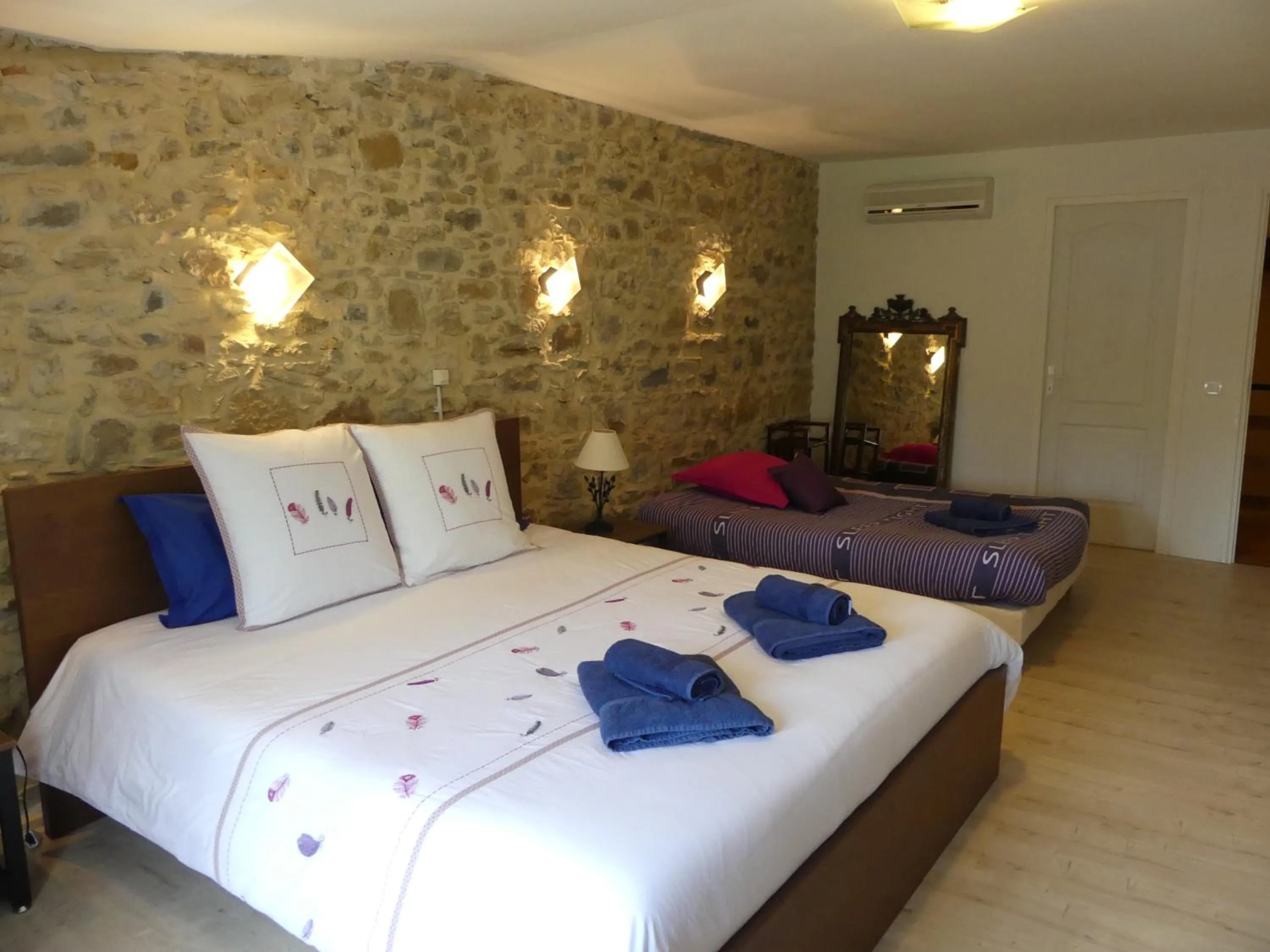 Photo of the whole room, Bed in Chambres d'hôtes Les Gragniotes