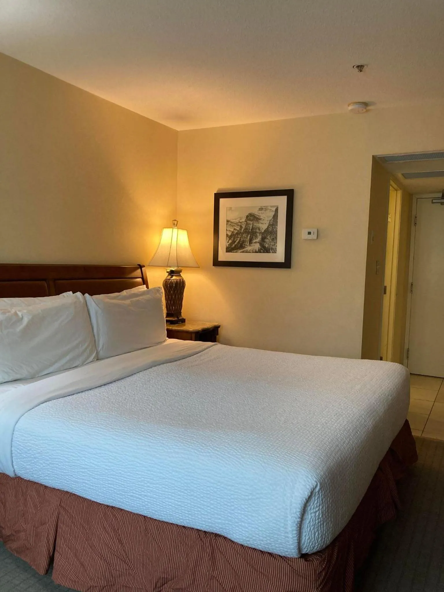 Bedroom, Bed in Lake Louise Inn