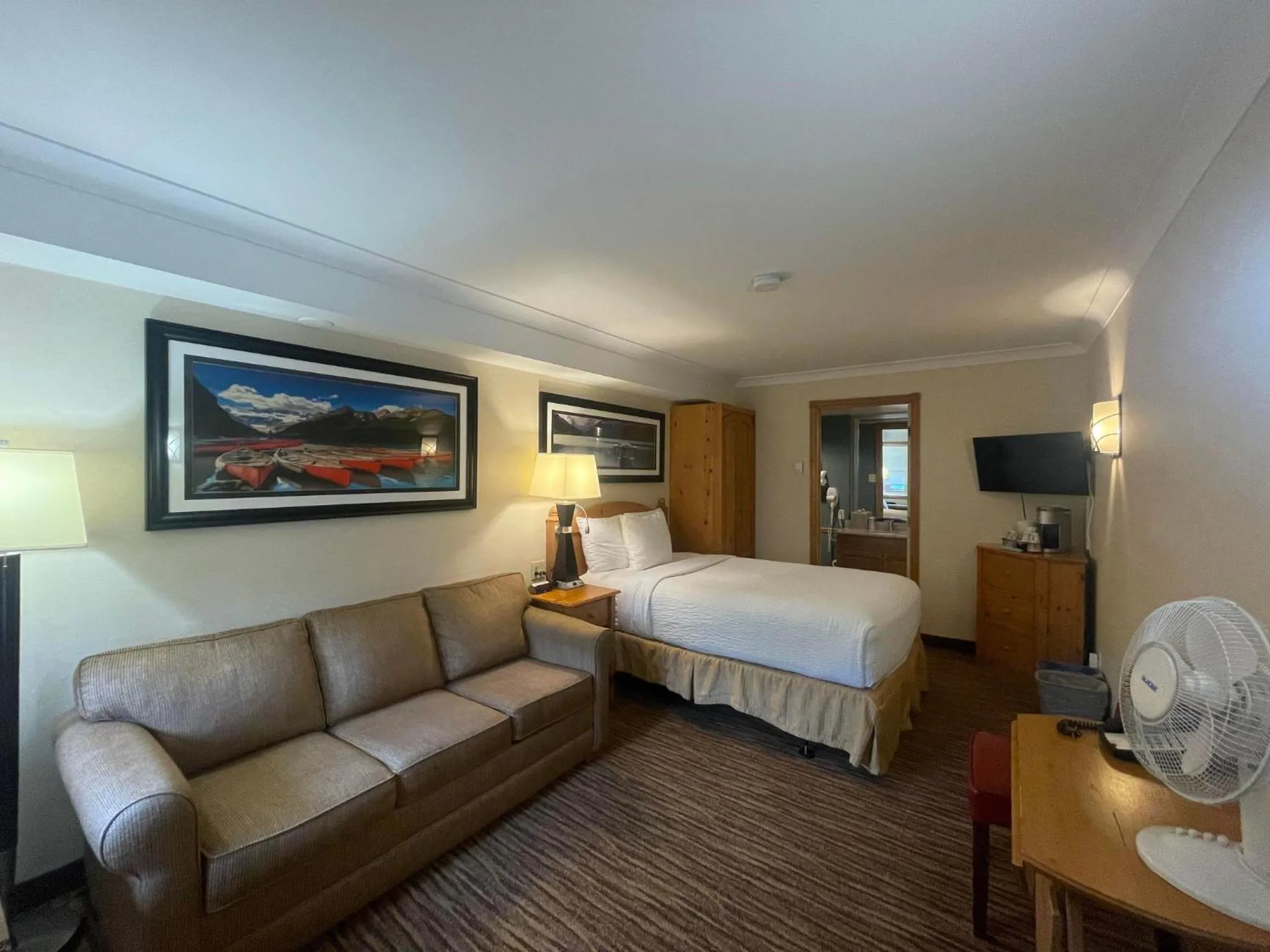 Bedroom, Bed in Lake Louise Inn