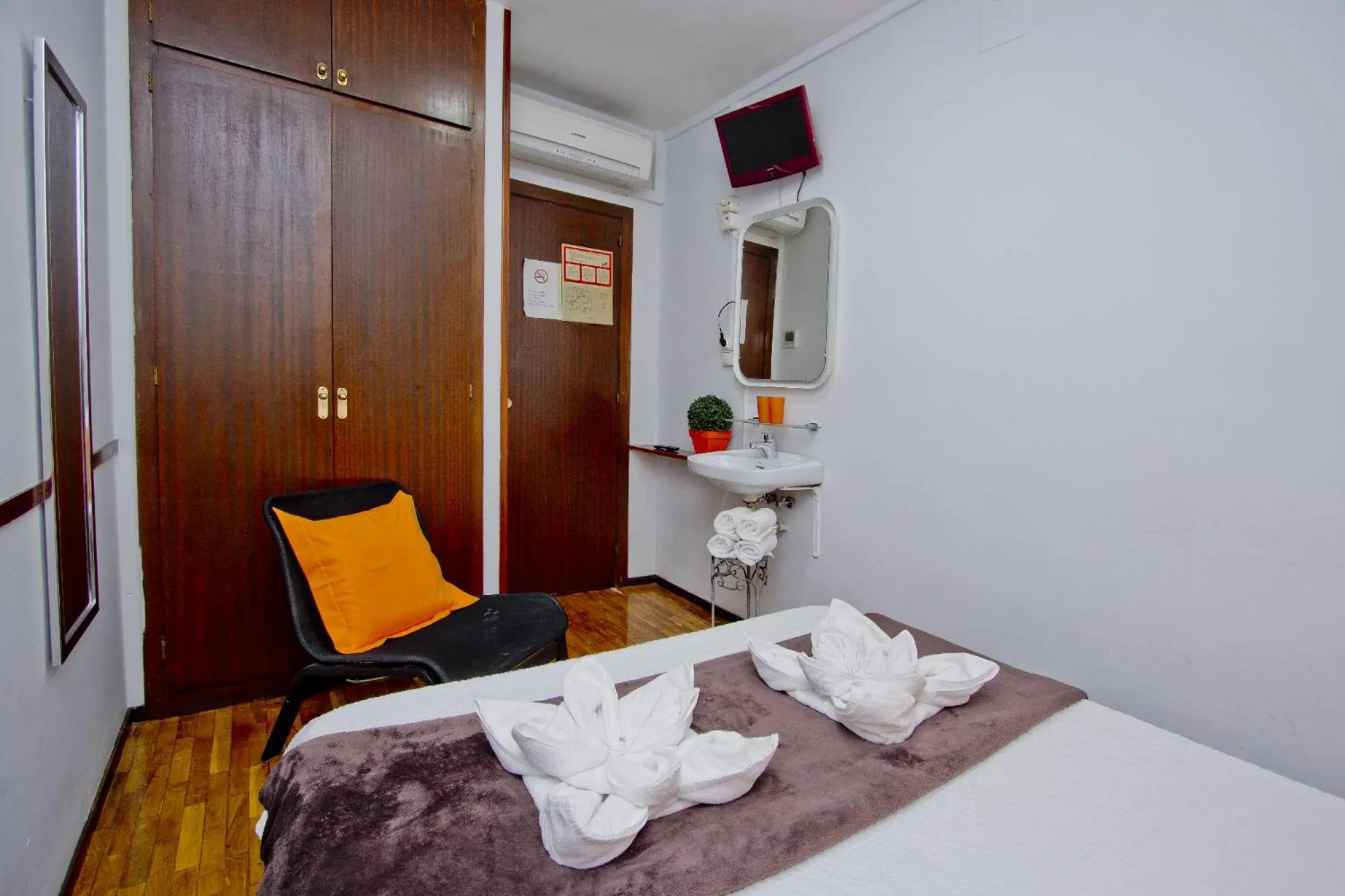 Bed in Barcelona City Seven Hostal