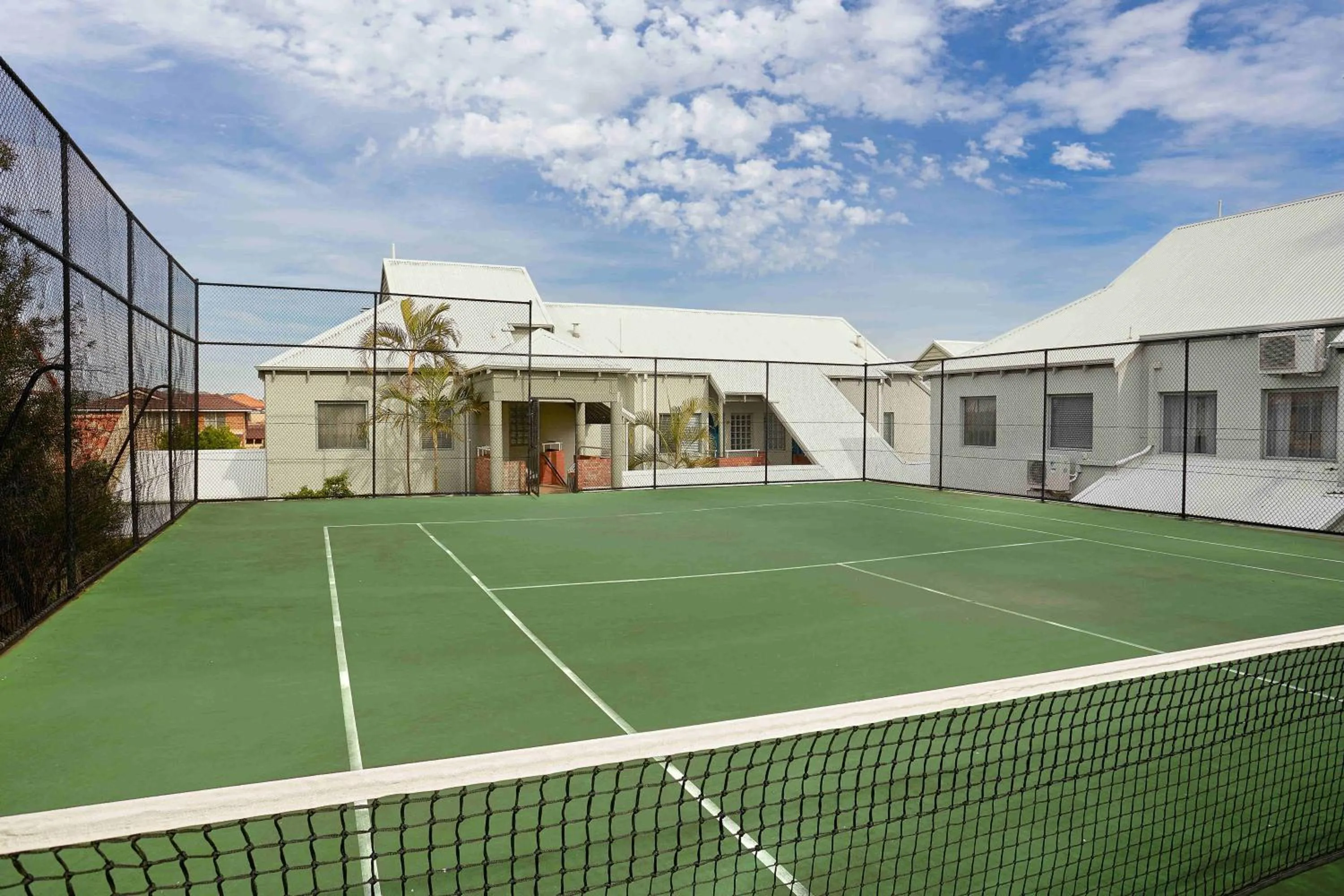 Tennis court in Broadwater Resort Como