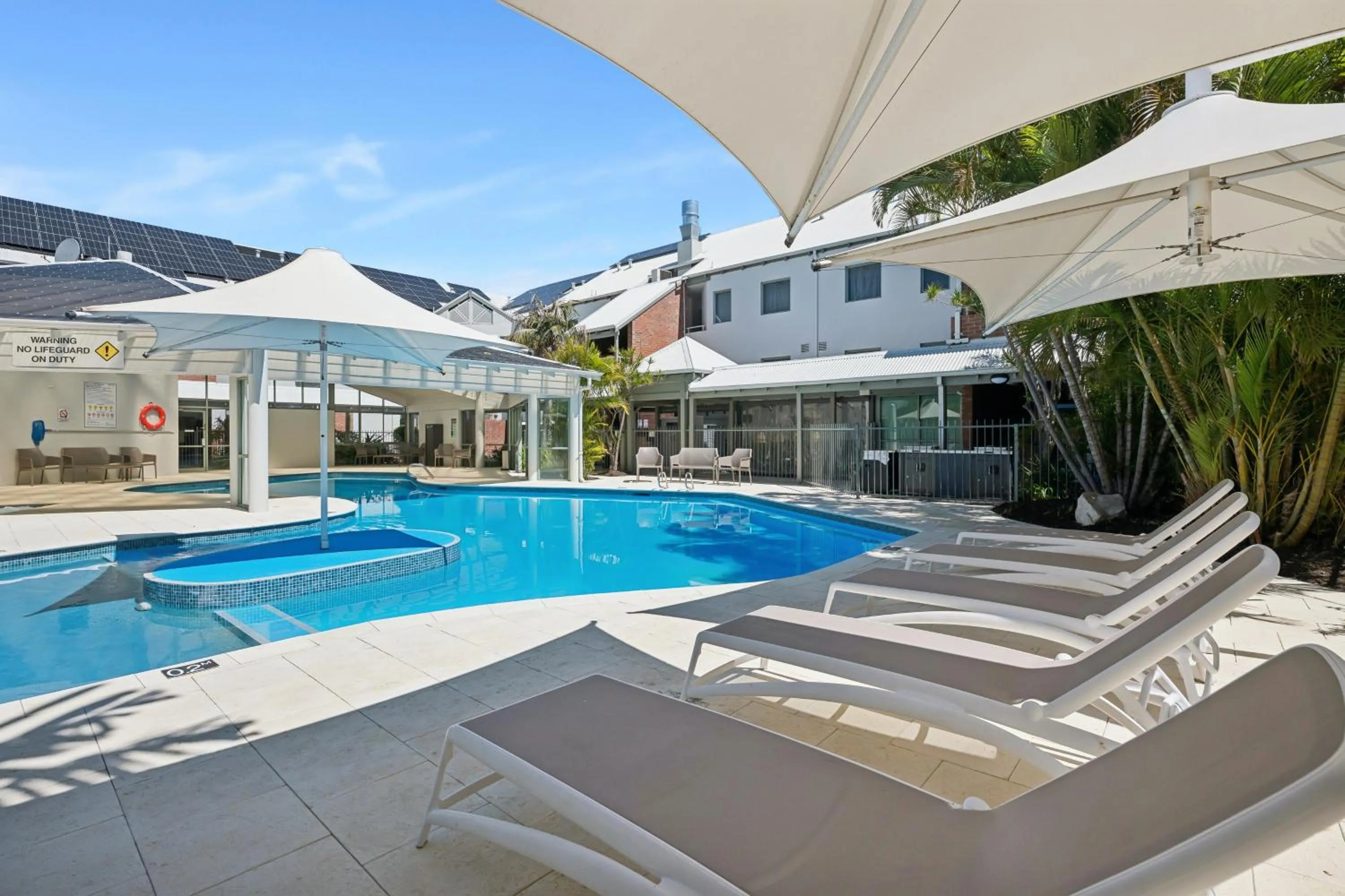 Swimming pool in Broadwater Resort Como