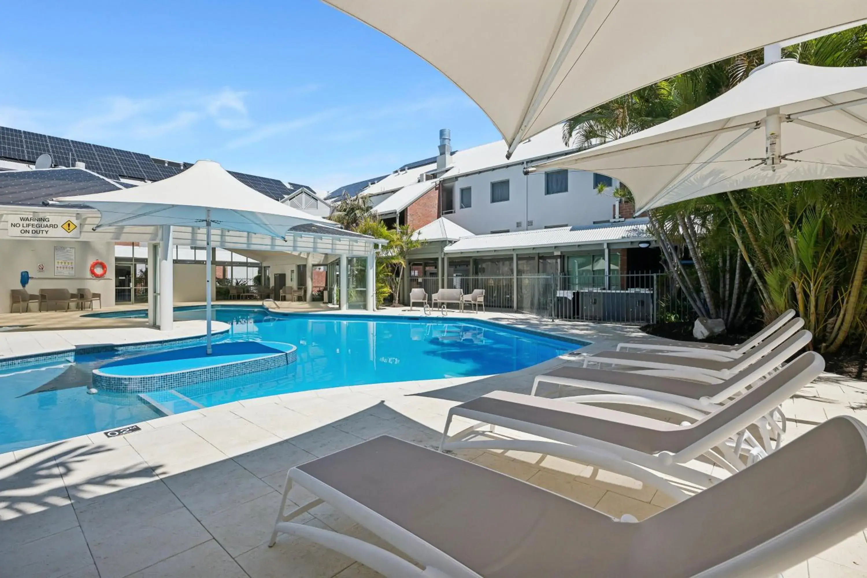 Swimming pool in Broadwater Resort Como Swimming pool in Broadwater Resort Como