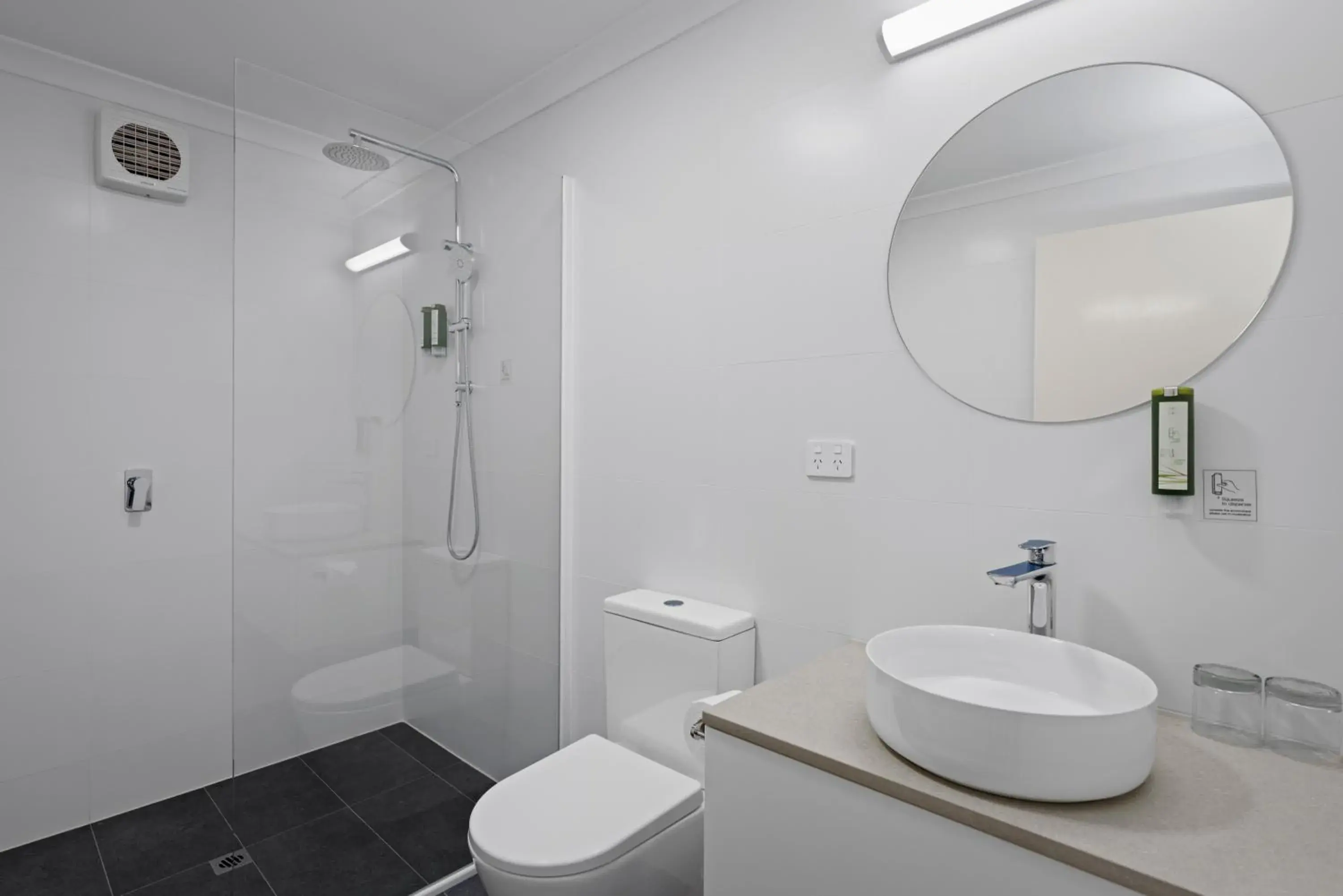 Bathroom in Broadwater Resort Como Bathroom in Broadwater Resort Como