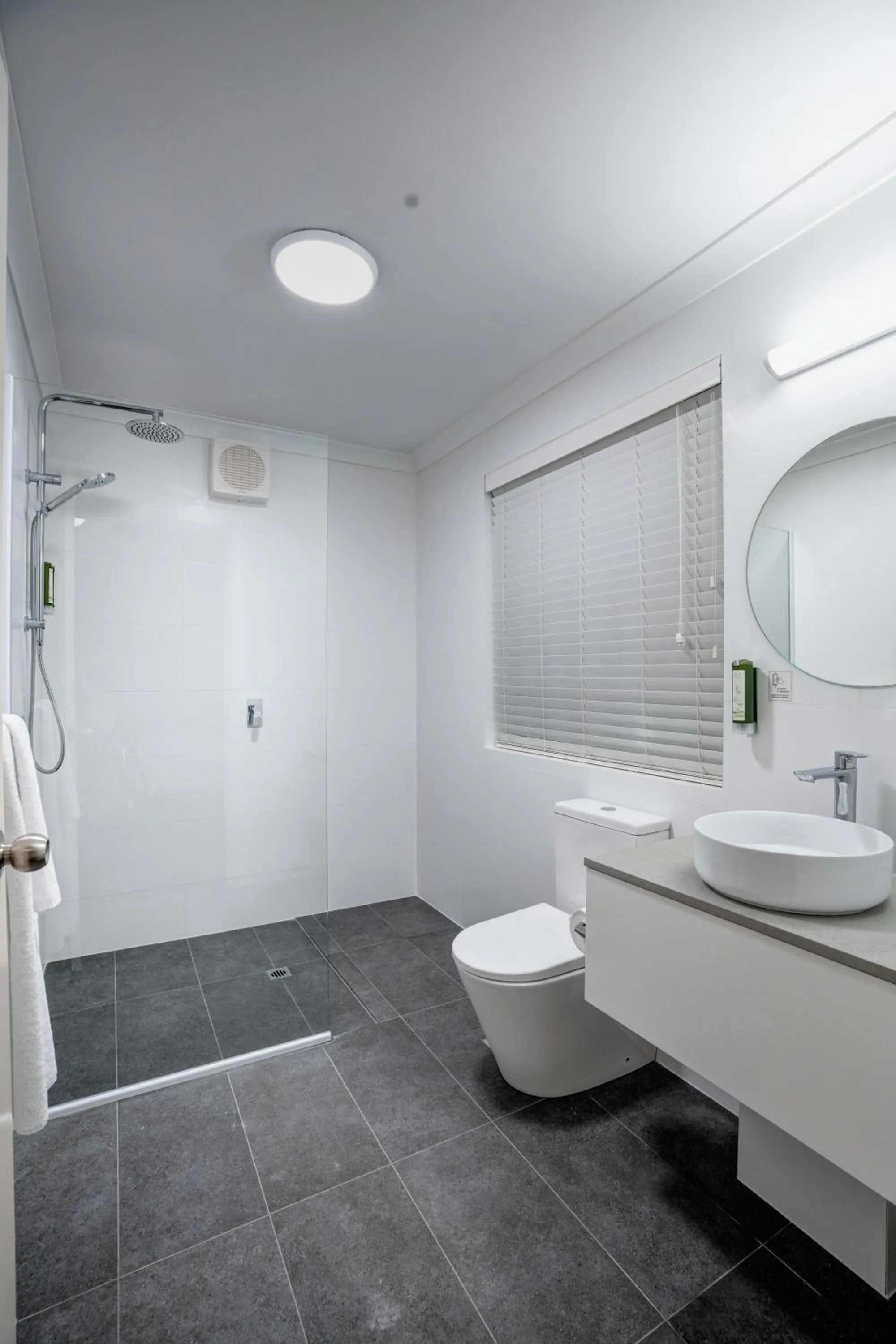 Toilet in Broadwater Resort Como