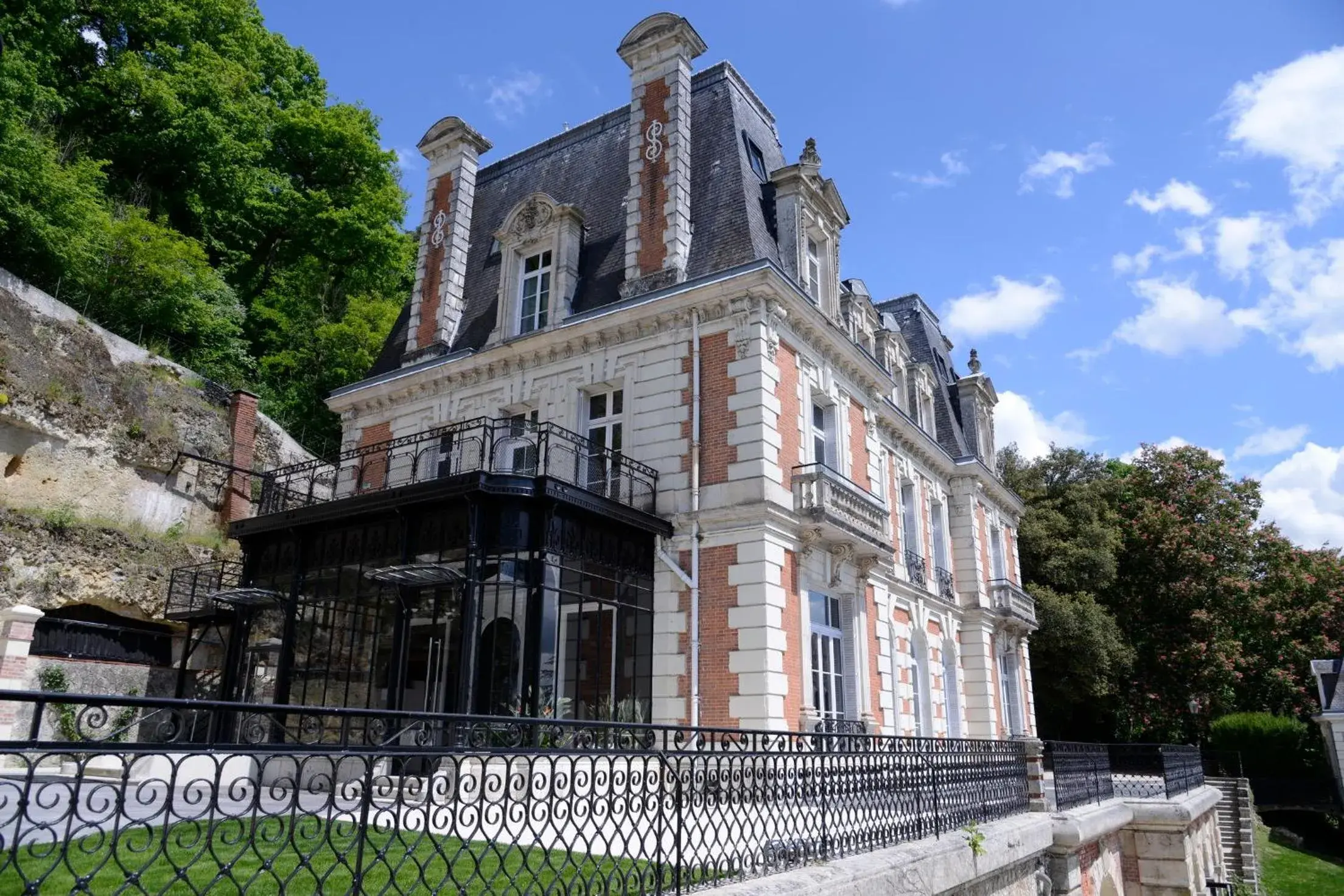 Facade/entrance in Art Hotel Facade/entrance in Art Hotel