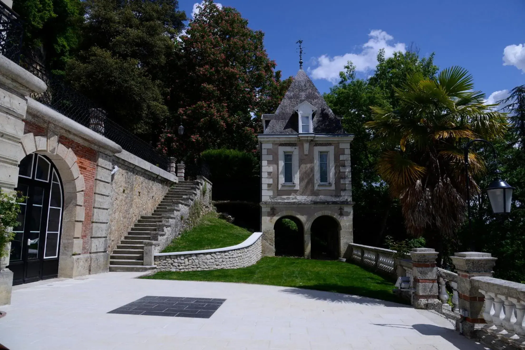 Facade/entrance in Art Hotel Facade/entrance in Art Hotel