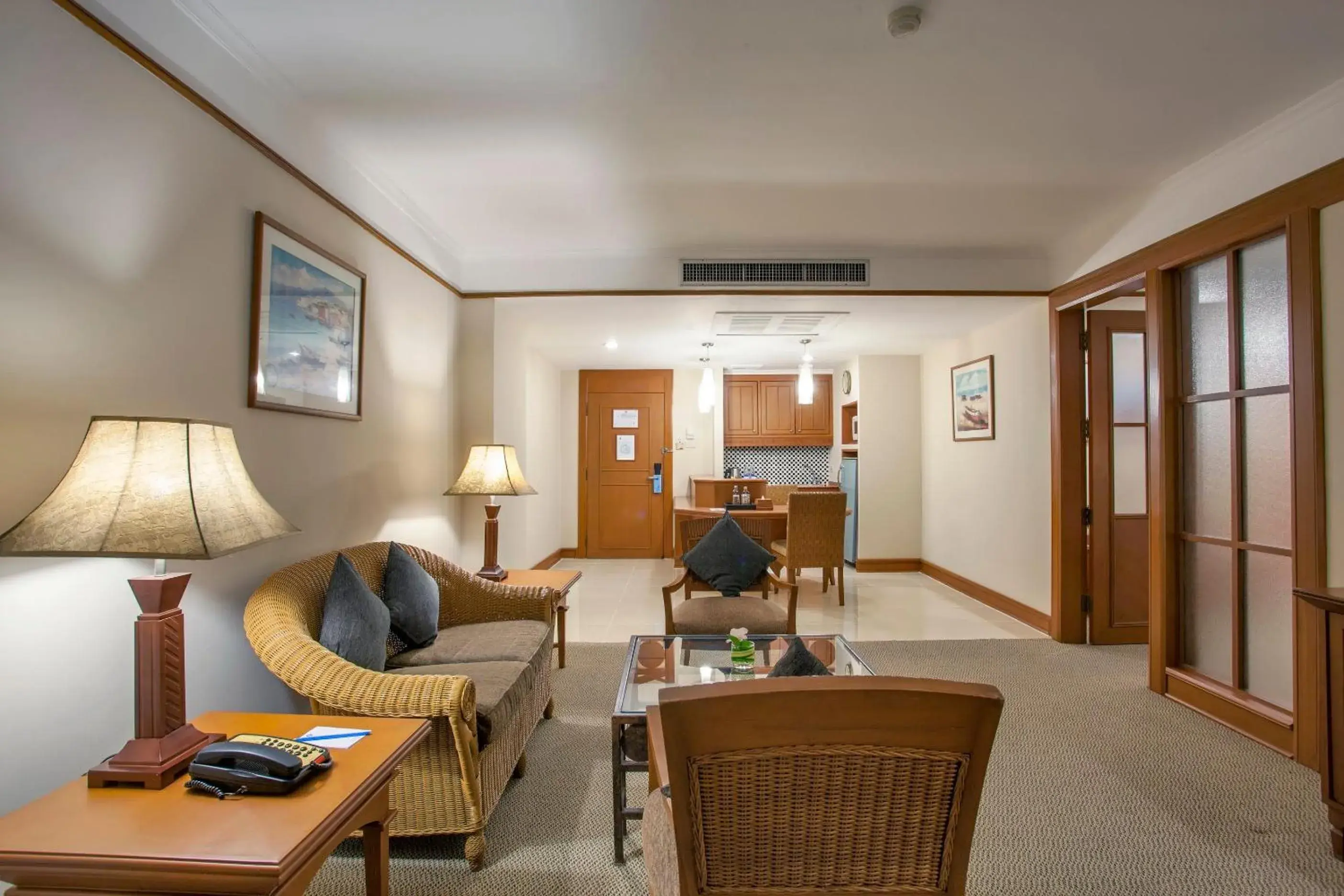 Living room in Cholchan Pattaya Beach Resort - SHA Extra Plus Living room in Cholchan Pattaya Beach Resort - SHA Extra Plus