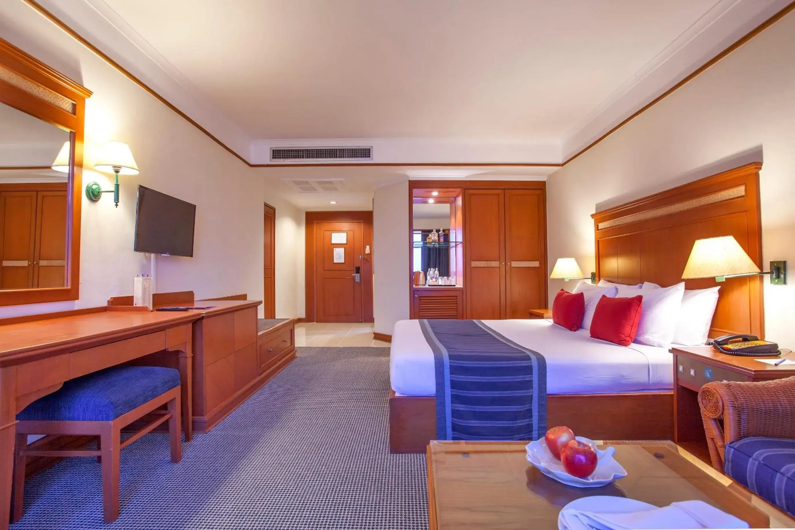 Photo of the whole room, Bed in Cholchan Pattaya Beach Resort - SHA Extra Plus Photo of the whole room, Bed in Cholchan Pattaya Beach Resort - SHA Extra Plus