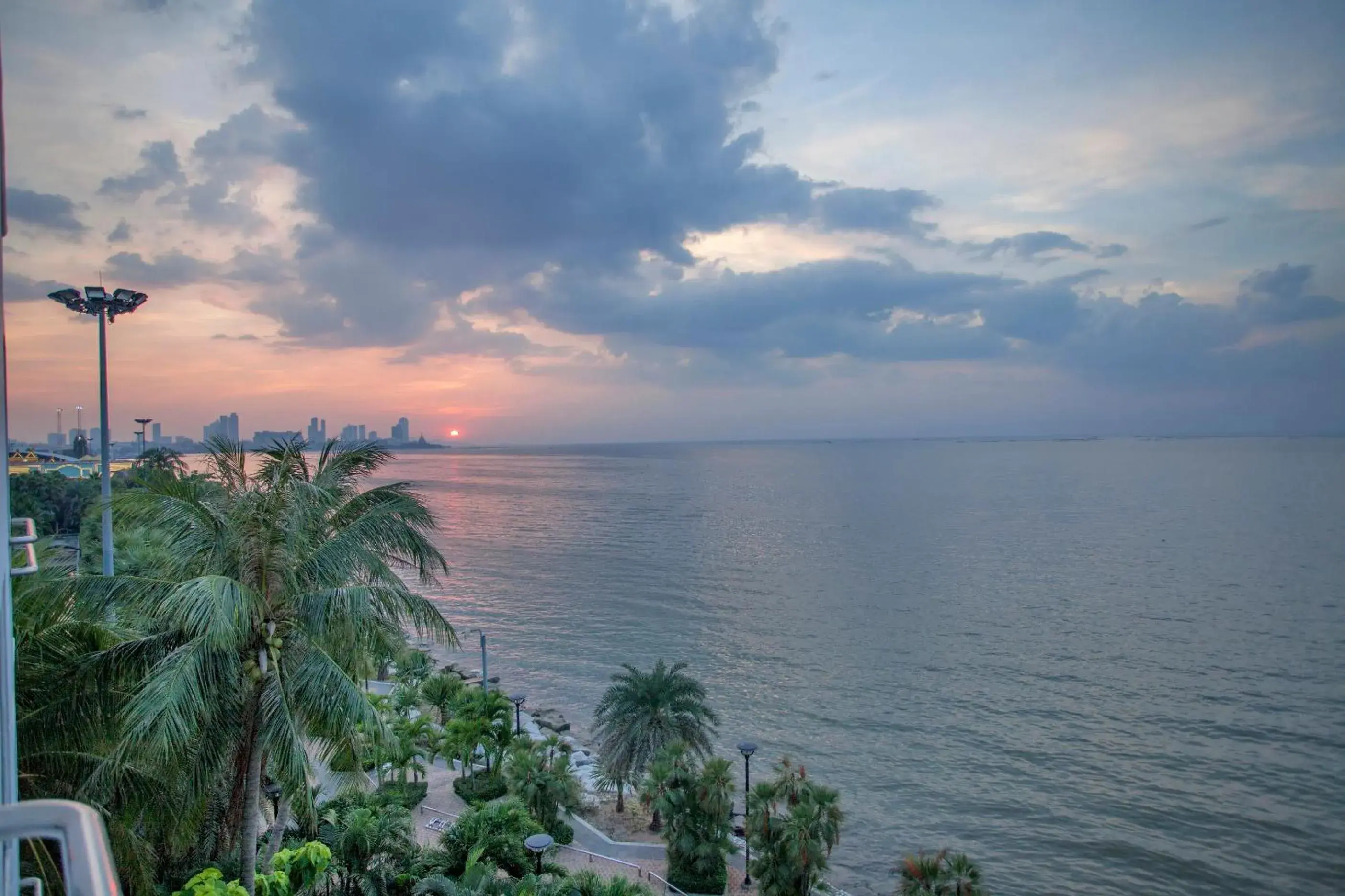 Sea view in Cholchan Pattaya Beach Resort - SHA Extra Plus Sea view in Cholchan Pattaya Beach Resort - SHA Extra Plus