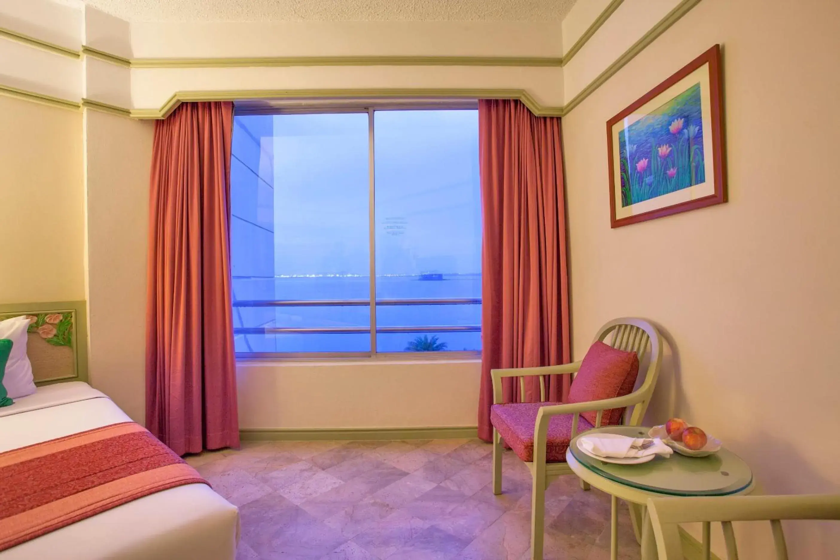 Seating area, Bed in Cholchan Pattaya Beach Resort - SHA Extra Plus Seating area, Bed in Cholchan Pattaya Beach Resort - SHA Extra Plus