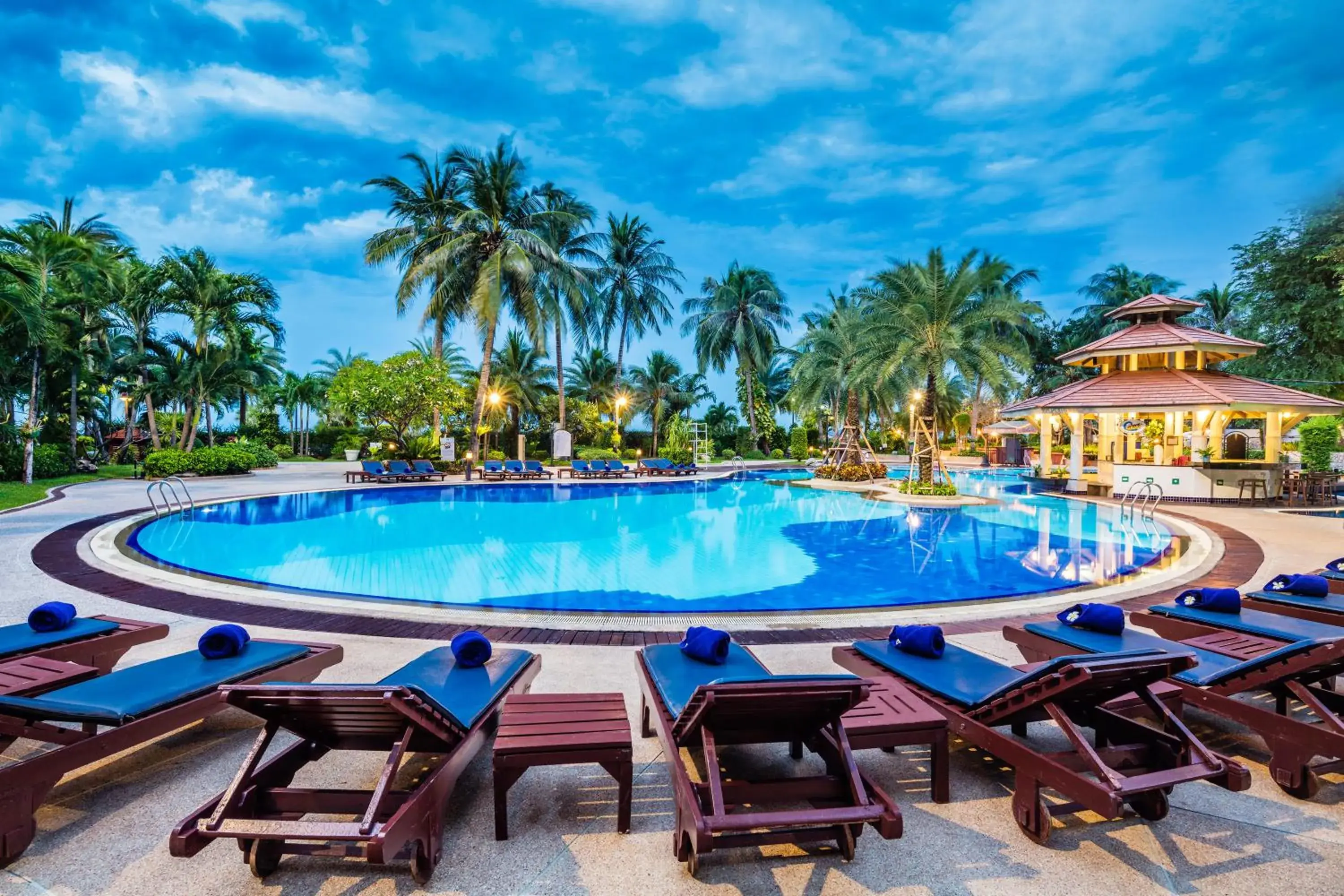 Swimming pool in Cholchan Pattaya Beach Resort - SHA Extra Plus Swimming pool in Cholchan Pattaya Beach Resort - SHA Extra Plus