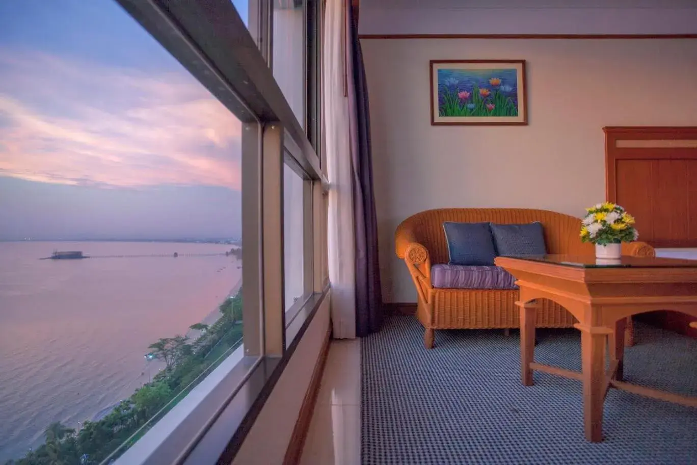 Living room in Cholchan Pattaya Beach Resort - SHA Extra Plus Living room in Cholchan Pattaya Beach Resort - SHA Extra Plus