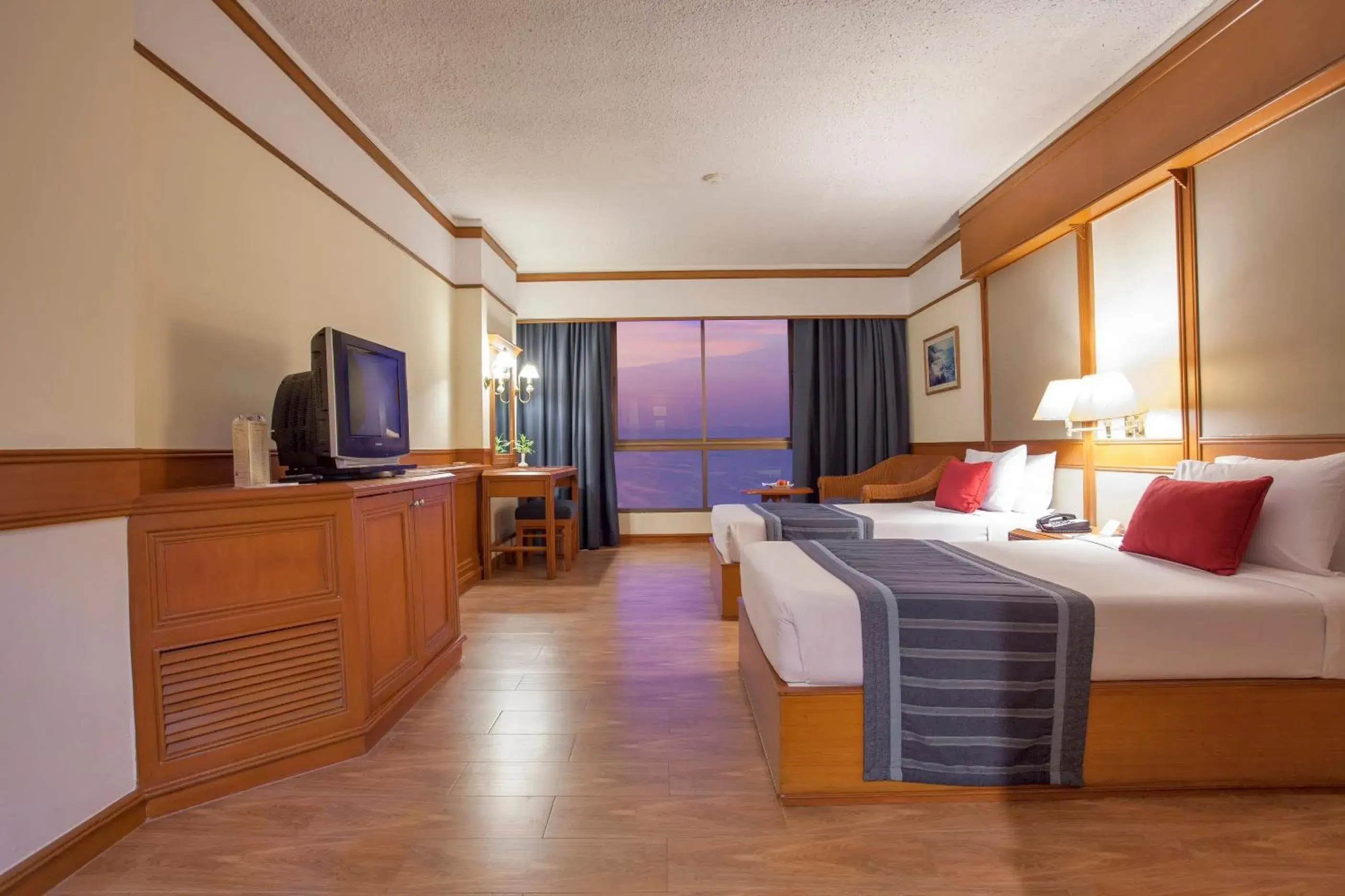 Photo of the whole room, Bed in Cholchan Pattaya Beach Resort - SHA Extra Plus Photo of the whole room, Bed in Cholchan Pattaya Beach Resort - SHA Extra Plus