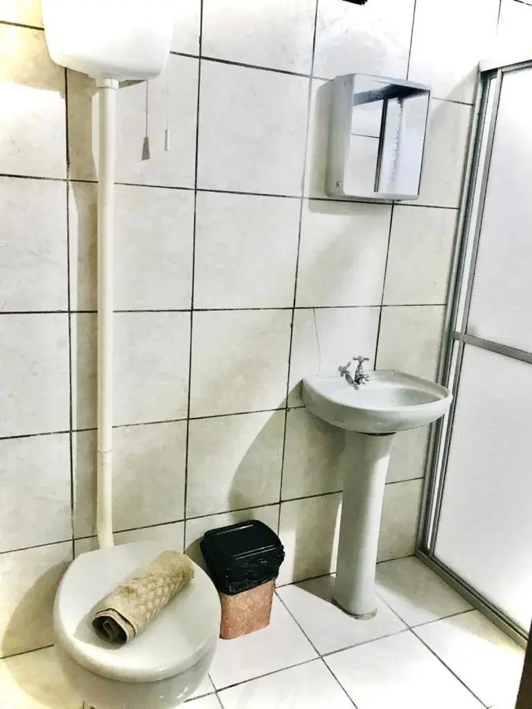 Family Room with Shower in Hospedagem Econômica By Bia Family Room with Shower in Hospedagem Econômica By Bia