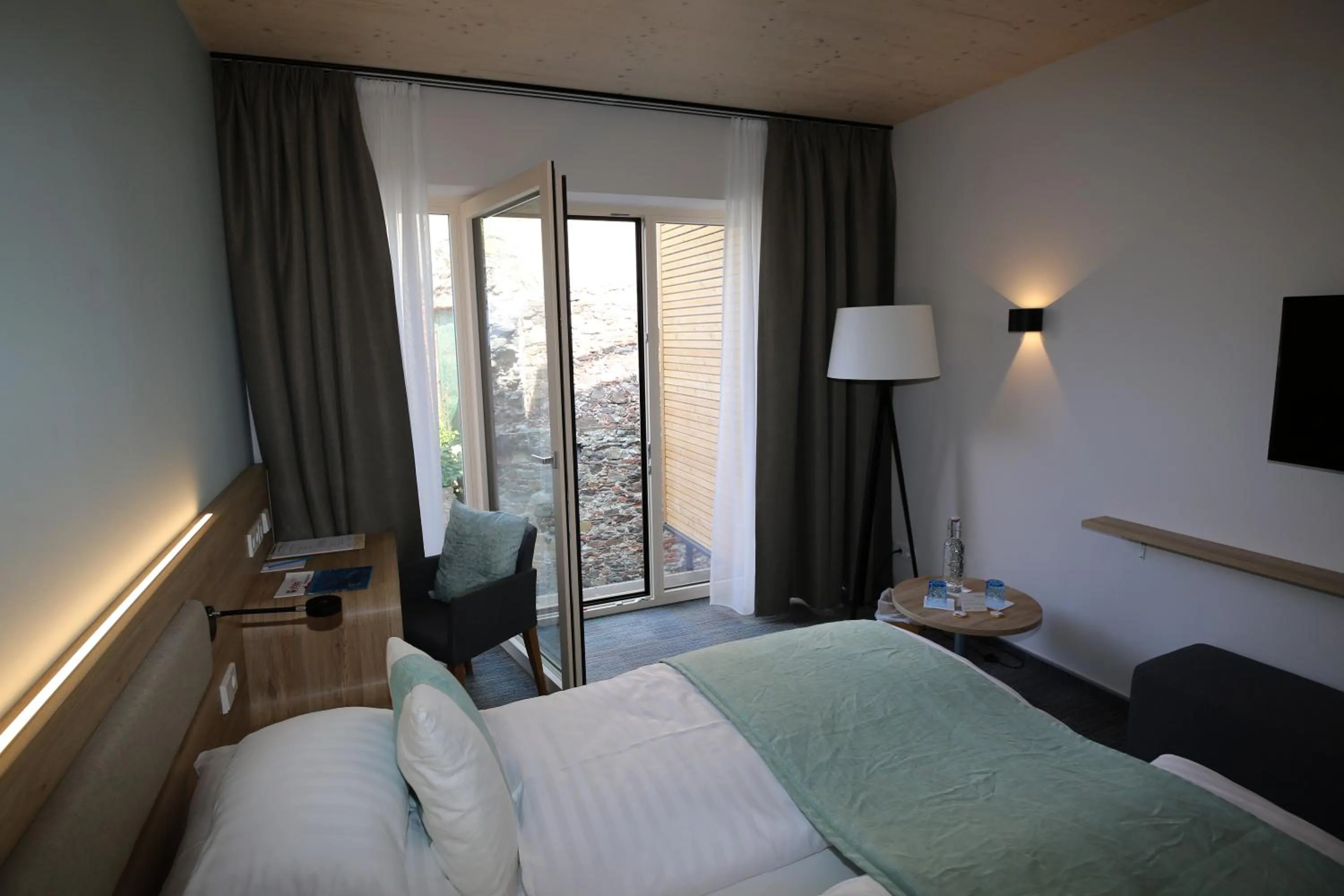 Photo of the whole room, Bed in Donau Lodge