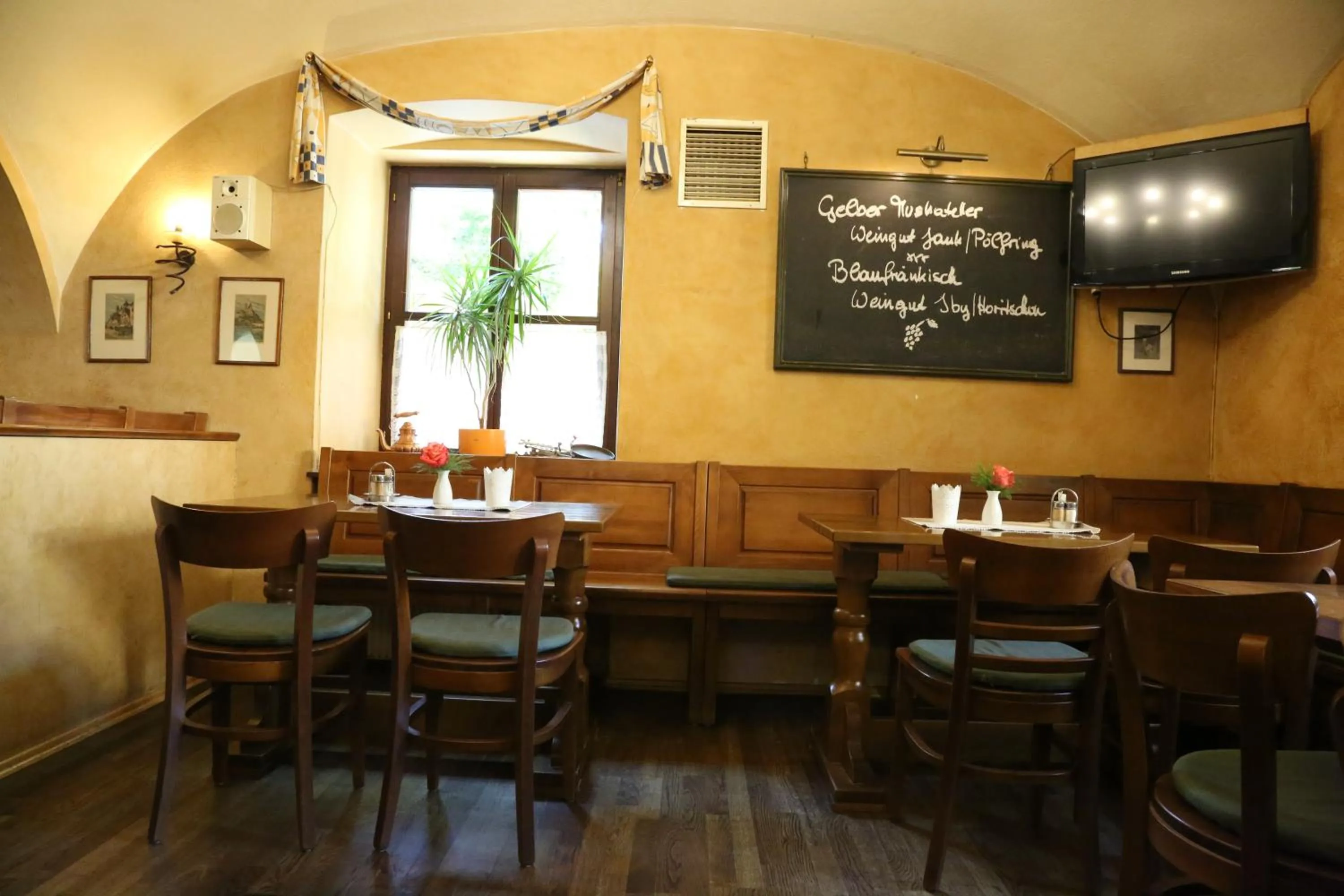 Restaurant/places to eat in Donau Lodge