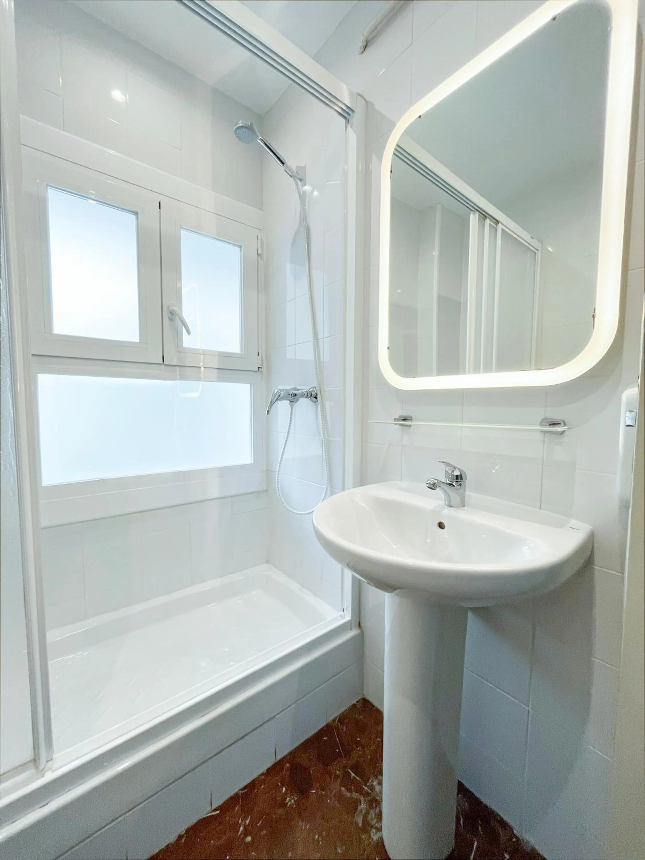 Shower in Barcelona City Street Hostal