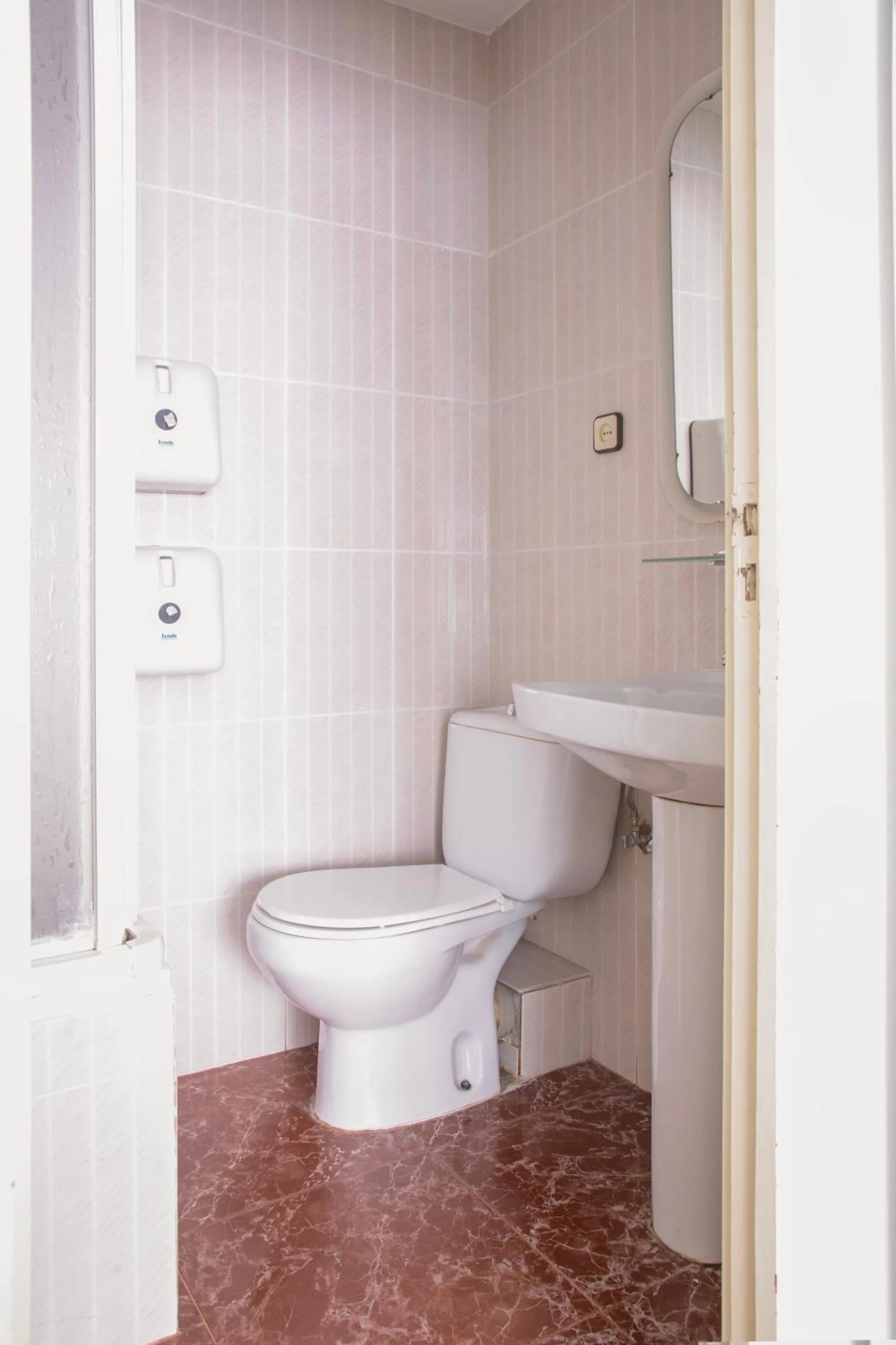 Barcelona City Street Hostal