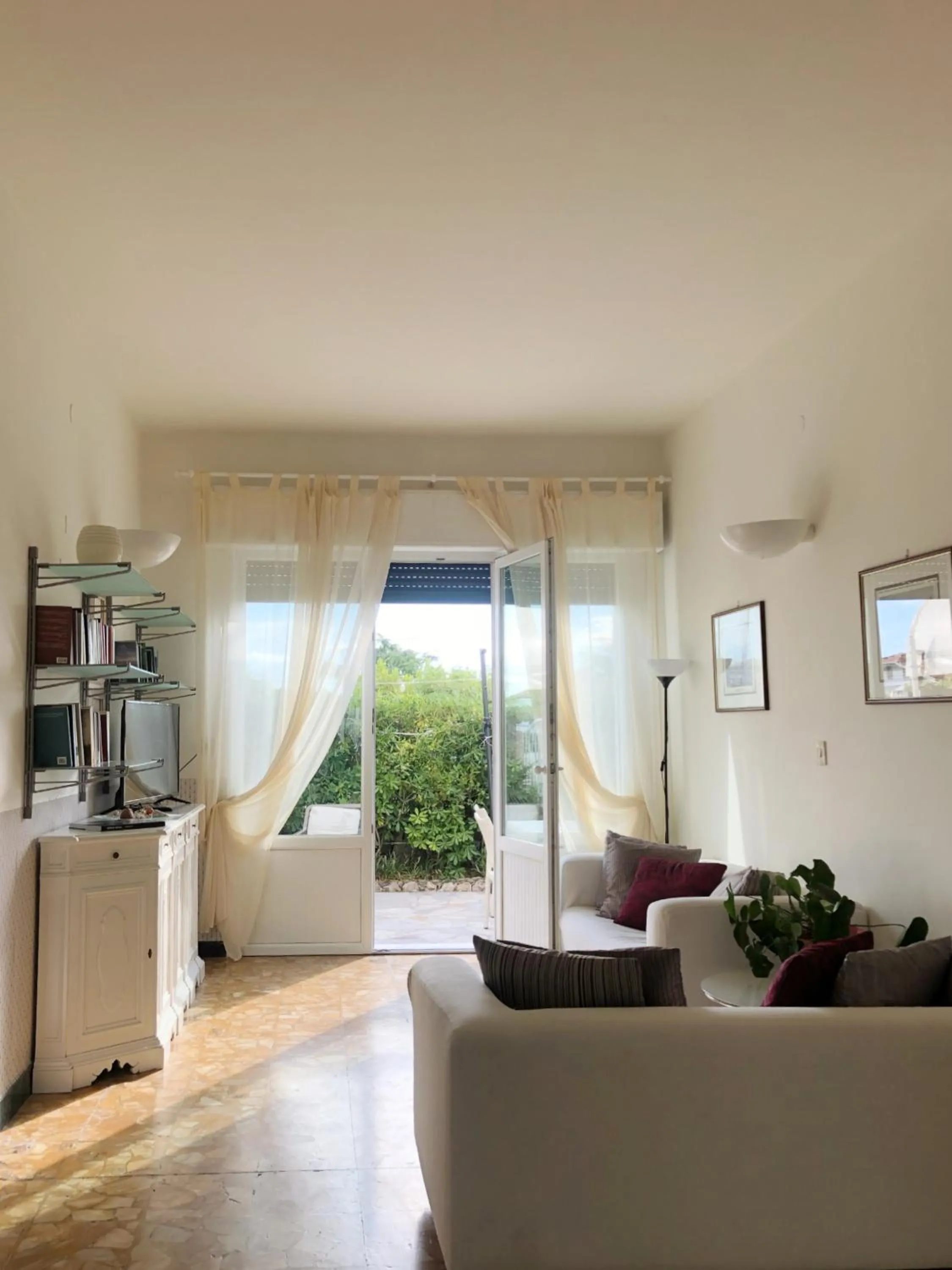 Communal lounge/ TV room in Hotel Bencista'