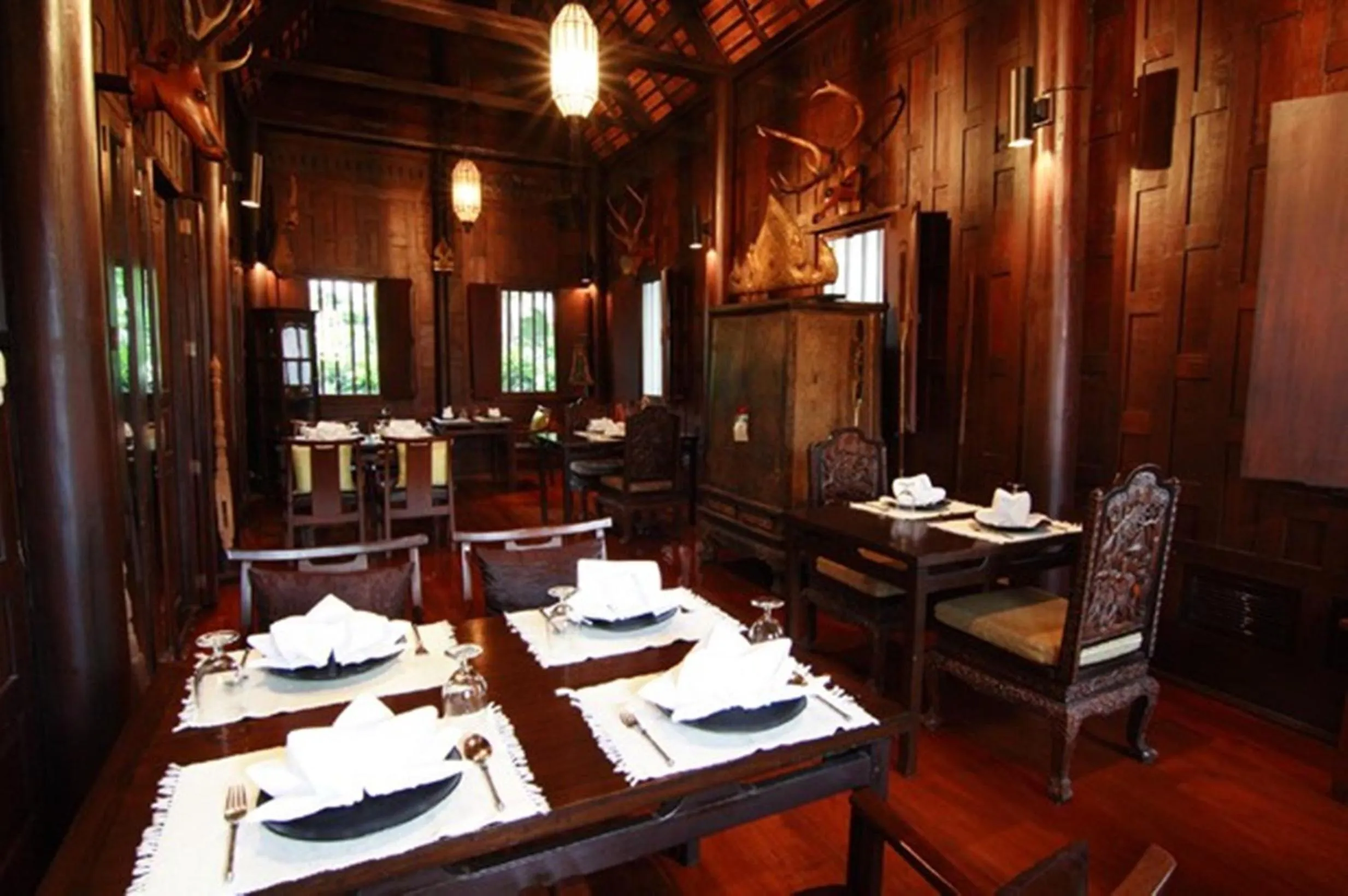 Restaurant/places to eat in Rose Hotel