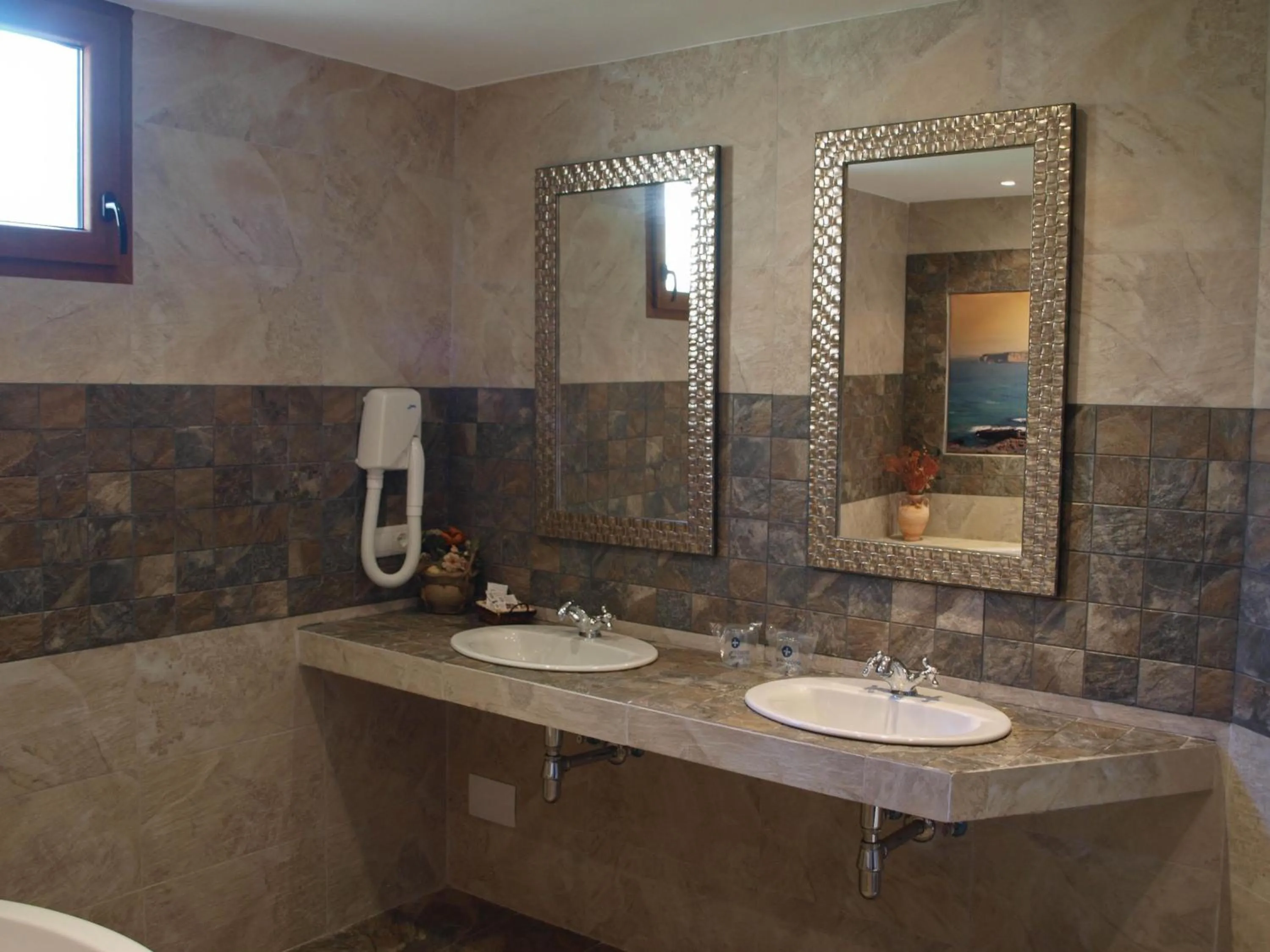 Bathroom in Hotel "Posada Finca EL SOLAR" Algunas habts tipo estudio con nevera microondas hidromasaje para 2 terraza vistas - " Gintonic- Bar -Terraza panorámica"