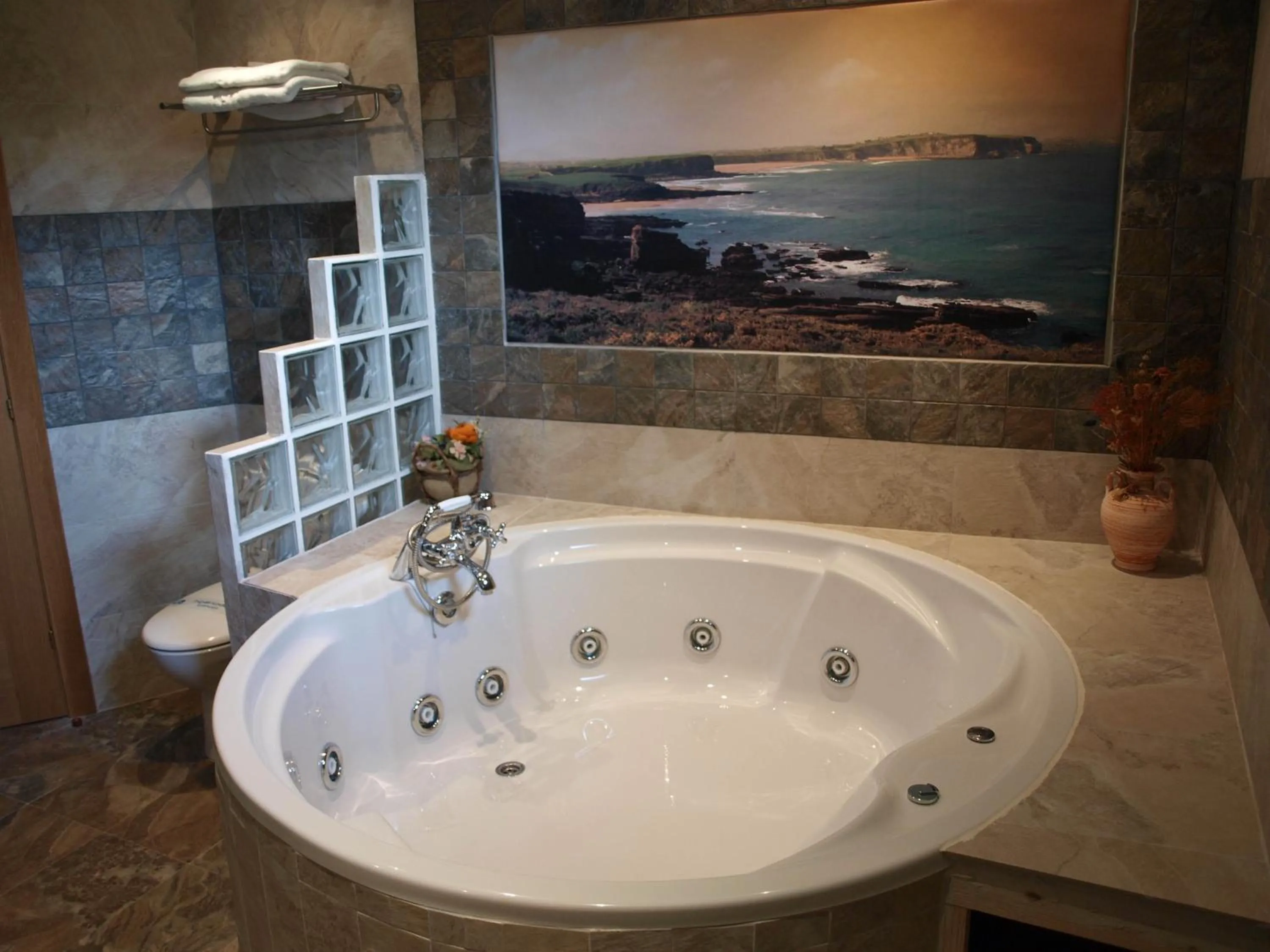 Bathroom in Hotel "Posada Finca EL SOLAR" Algunas habts tipo estudio con nevera microondas hidromasaje para 2 terraza vistas - " Gintonic- Bar -Terraza panorámica"