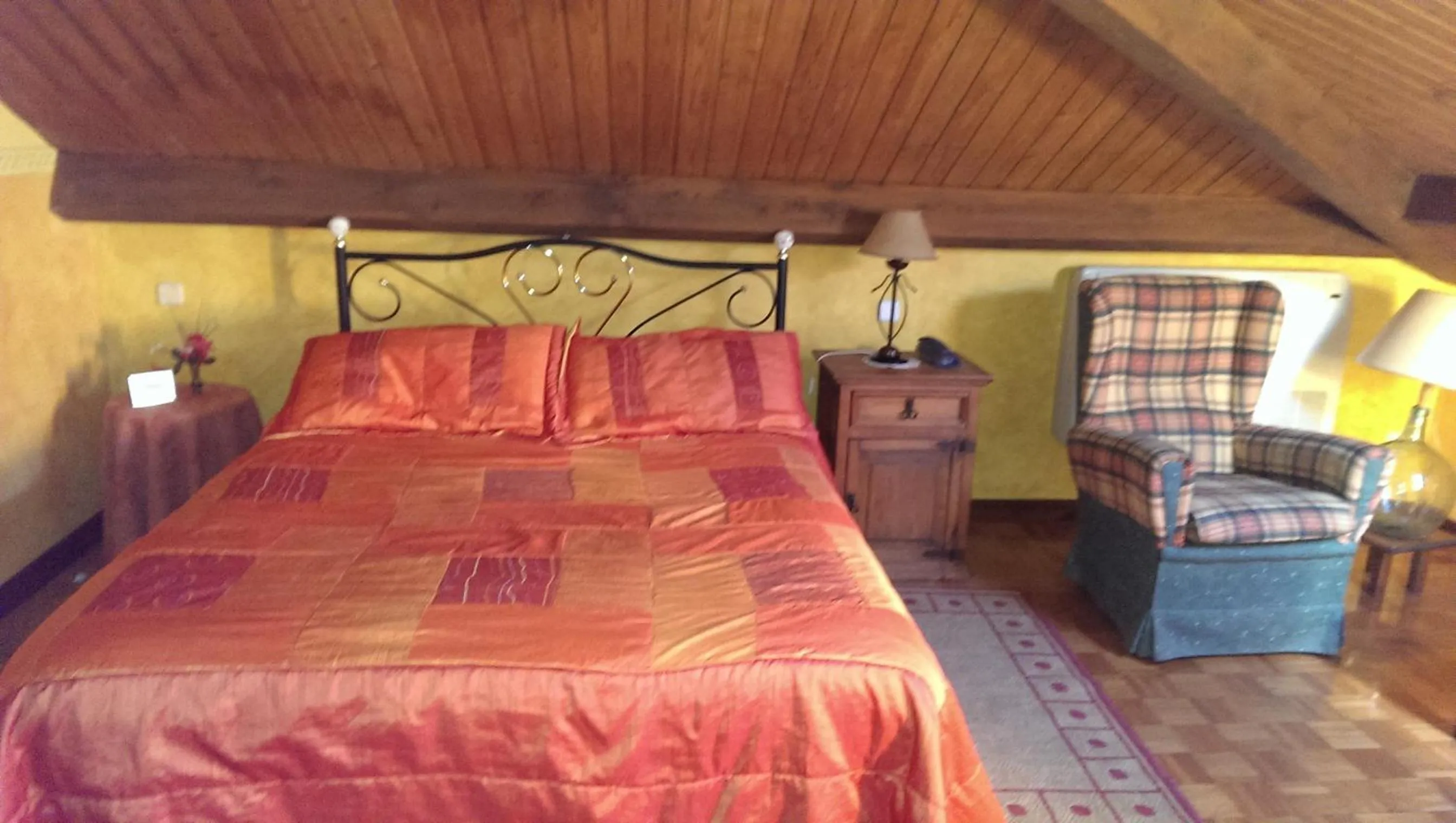 Photo of the whole room, Bed in Hotel "Posada Finca EL SOLAR" Algunas habts tipo estudio con nevera microondas hidromasaje para 2 terraza vistas - " Gintonic- Bar -Terraza panorámica"