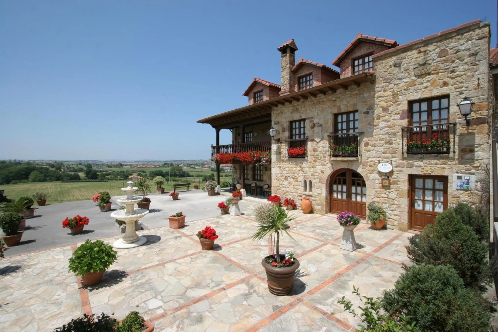 Hotel "Posada Finca EL SOLAR" Algunas habts tipo estudio con nevera microondas hidromasaje para 2 terraza vistas - " Gintonic- Bar -Terraza panorámica"