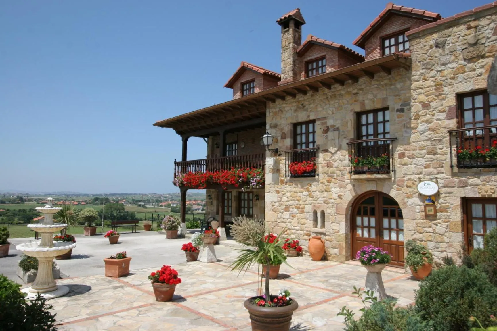 Property building in Hotel "Posada Finca EL SOLAR" Algunas habts tipo estudio con nevera microondas hidromasaje para 2 terraza vistas - " Gintonic- Bar -Terraza panorámica"