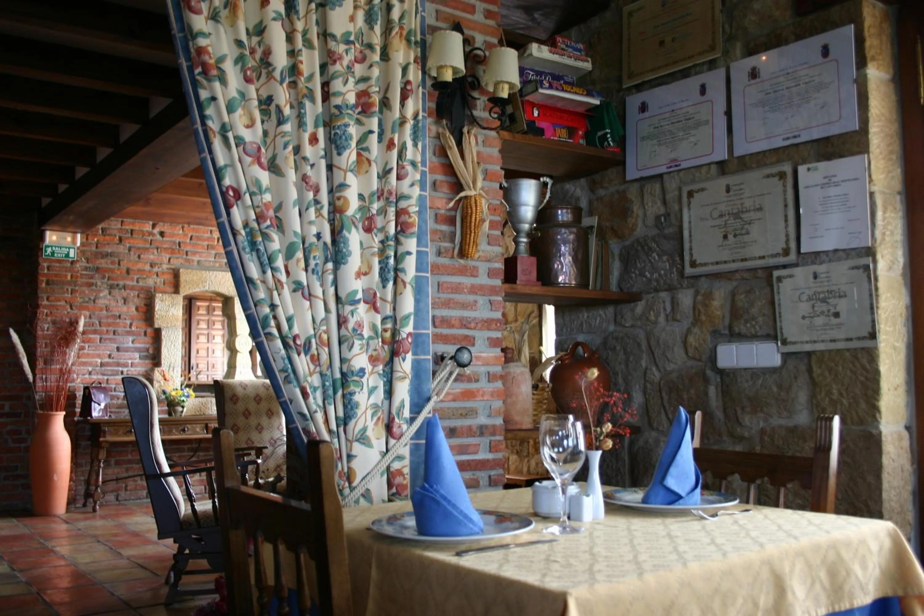 Restaurant/places to eat in Hotel "Posada Finca EL SOLAR" Algunas habts tipo estudio con nevera microondas hidromasaje para 2 terraza vistas - " Gintonic- Bar -Terraza panorámica"