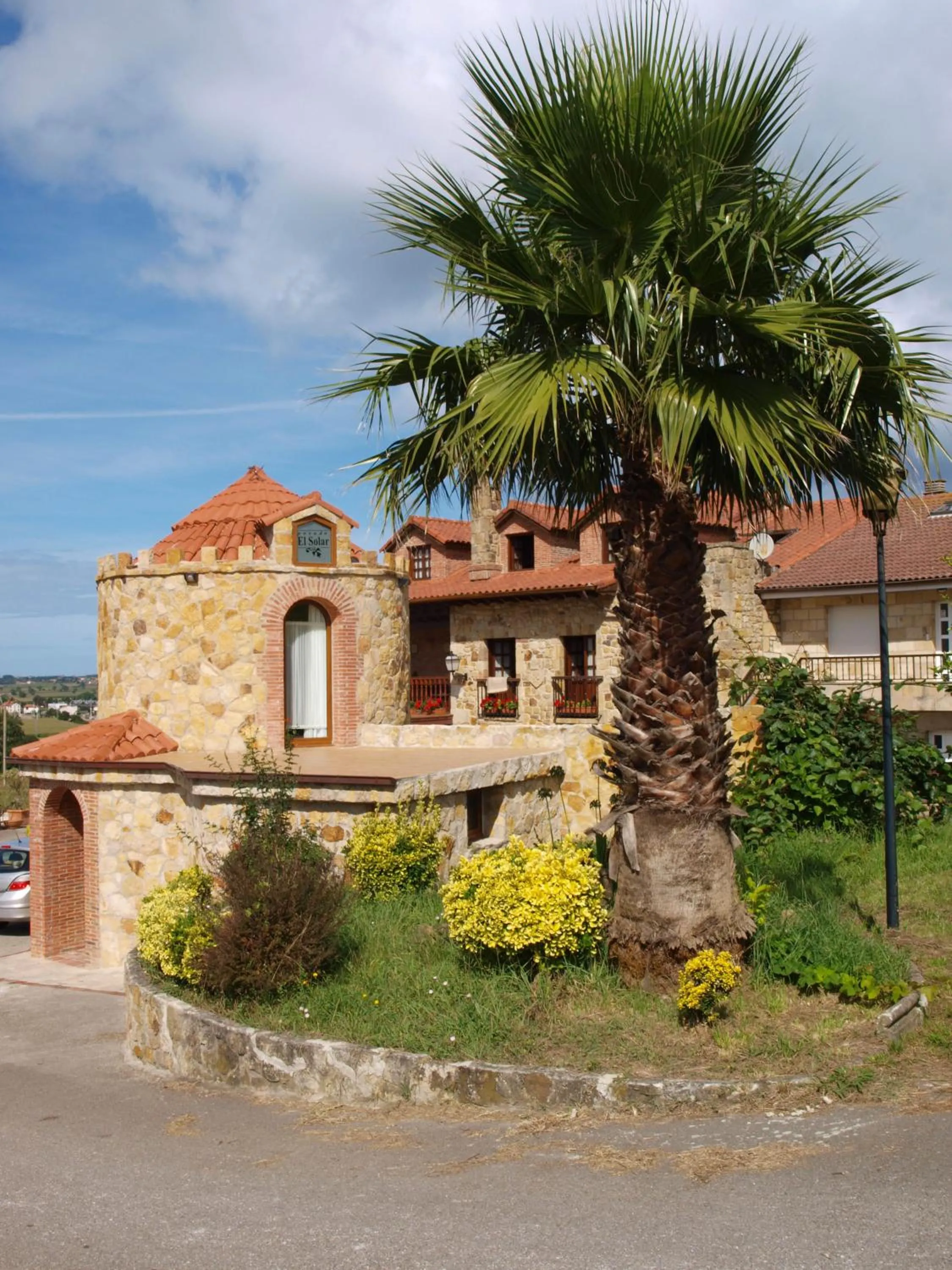 Property building in Hotel "Posada Finca EL SOLAR" Algunas habts tipo estudio con nevera microondas hidromasaje para 2 terraza vistas - " Gintonic- Bar -Terraza panorámica"