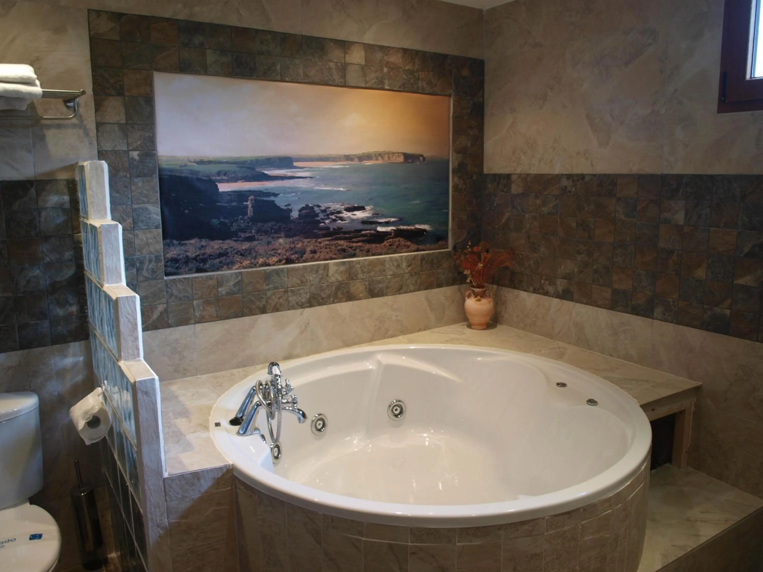 Bathroom in Hotel "Posada Finca EL SOLAR" Algunas habts tipo estudio con nevera microondas hidromasaje para 2 terraza vistas - " Gintonic- Bar -Terraza panorámica"