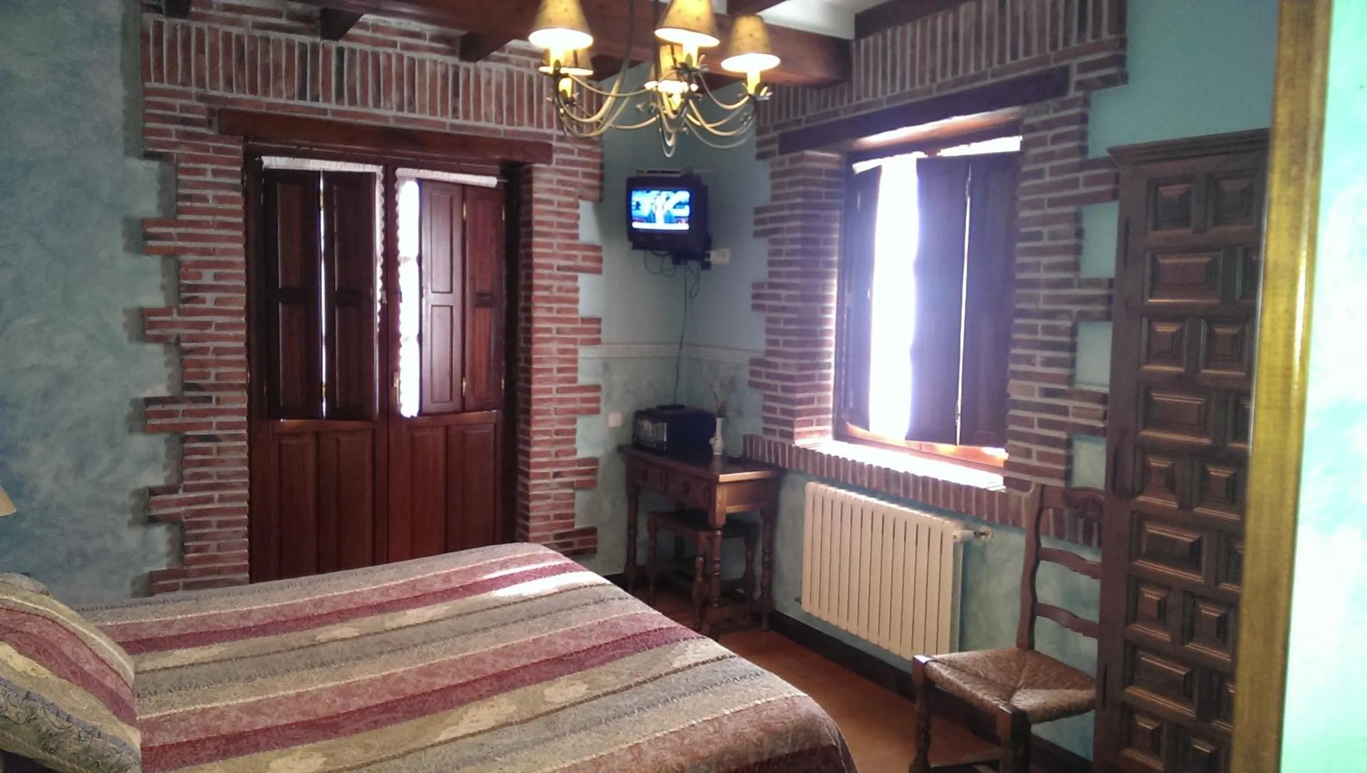 Photo of the whole room, Bed in Hotel "Posada Finca EL SOLAR" Algunas habts tipo estudio con nevera microondas hidromasaje para 2 terraza vistas - " Gintonic- Bar -Terraza panorámica"