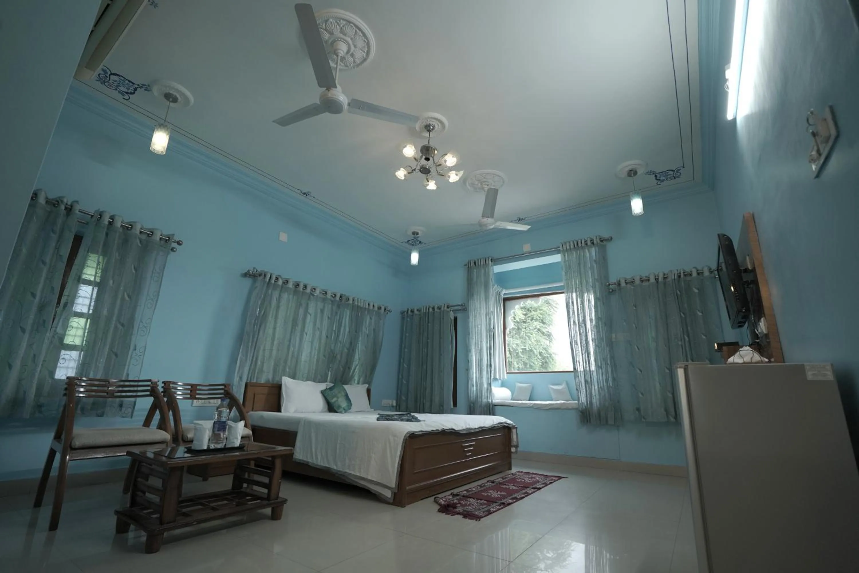 TV and multimedia, Bed in Devendragarh Palace - Luxury Paying Guest House