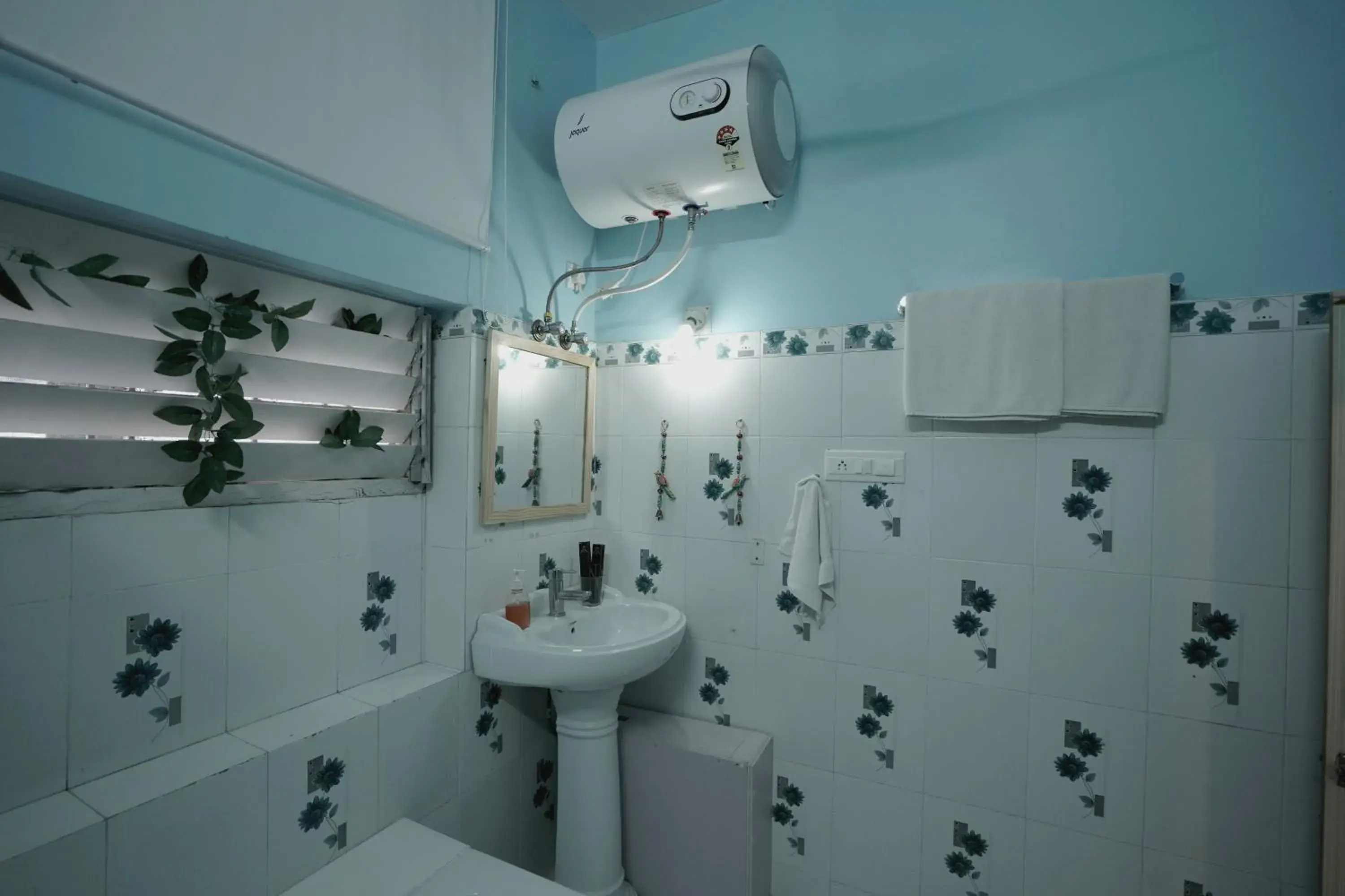 Bathroom in Devendragarh Palace - Luxury Paying Guest House Bathroom in Devendragarh Palace - Luxury Paying Guest House