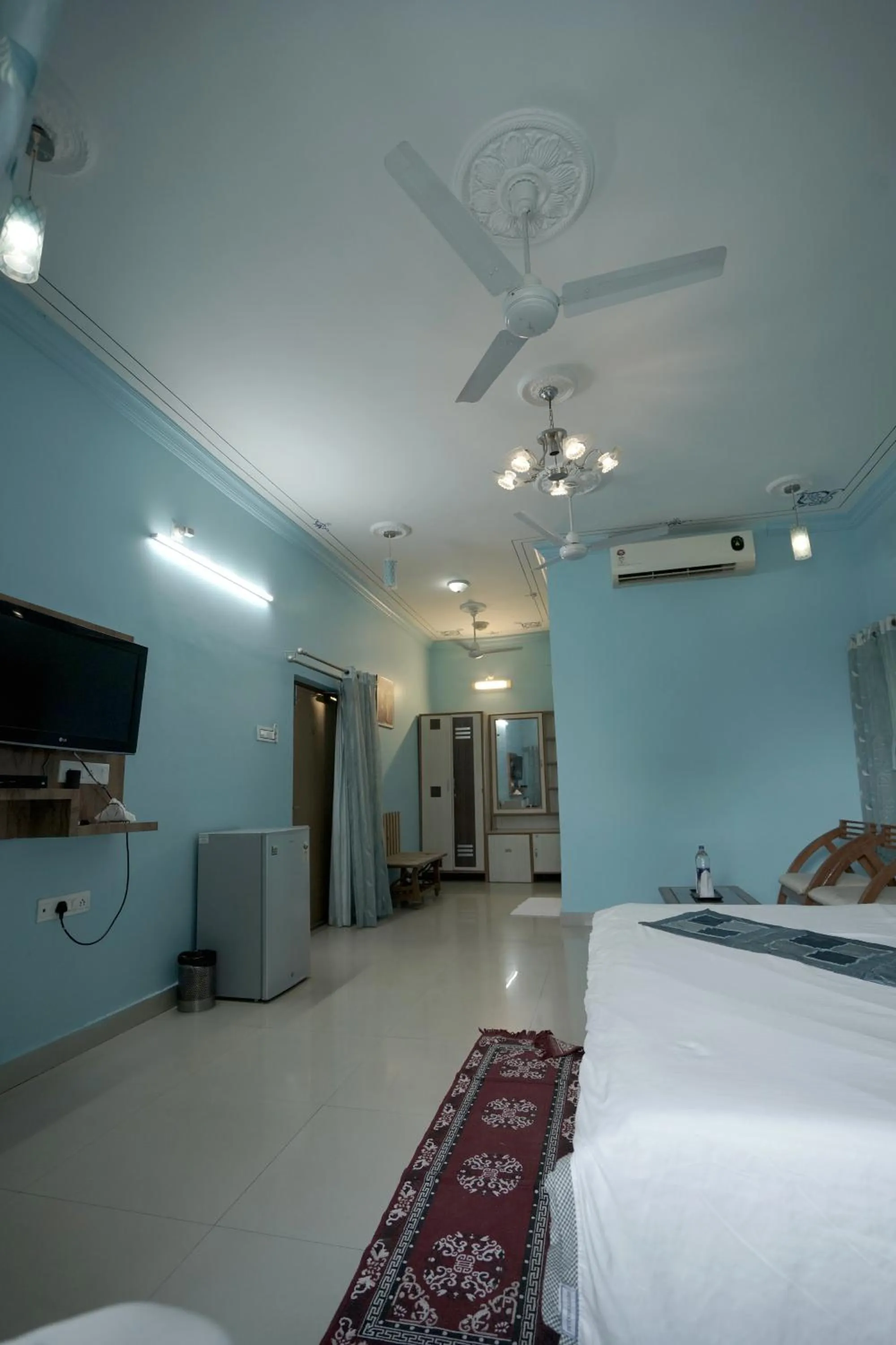 Photo of the whole room, Bed in Devendragarh Palace - Luxury Paying Guest House