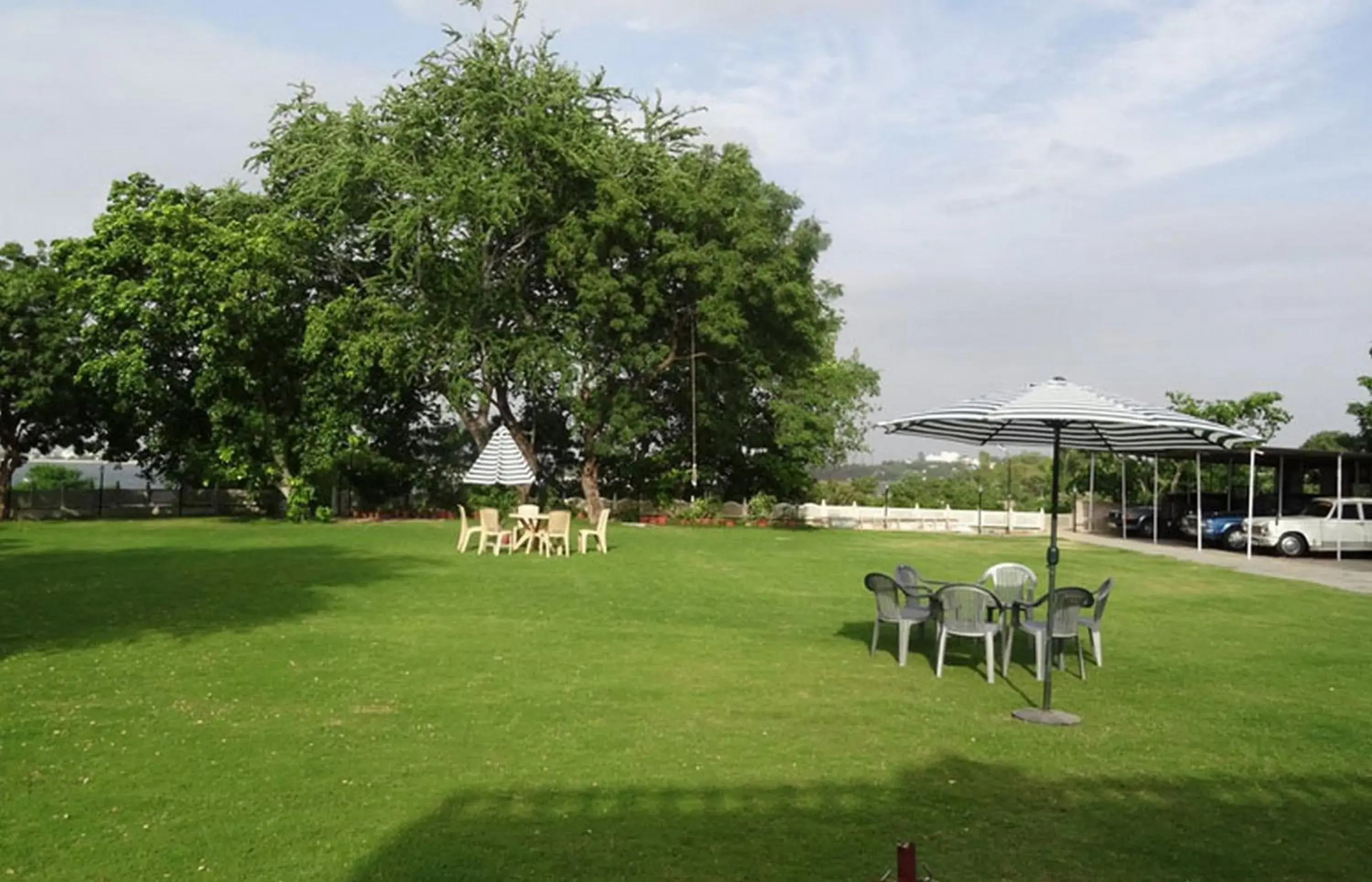 Garden view in Devendragarh Palace - Luxury Paying Guest House Garden view in Devendragarh Palace - Luxury Paying Guest House