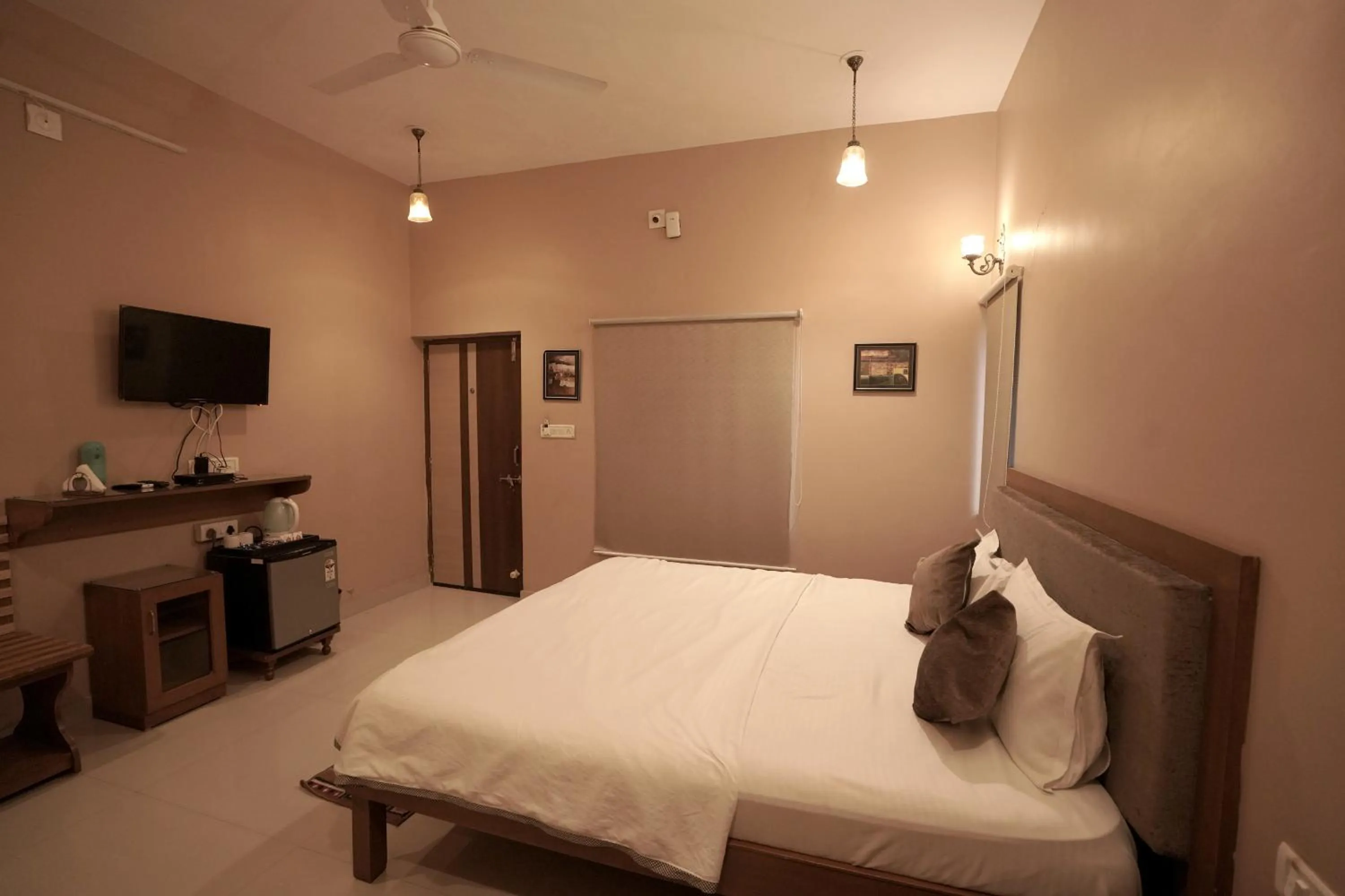 Bedroom, Bed in Devendragarh Palace - Luxury Paying Guest House