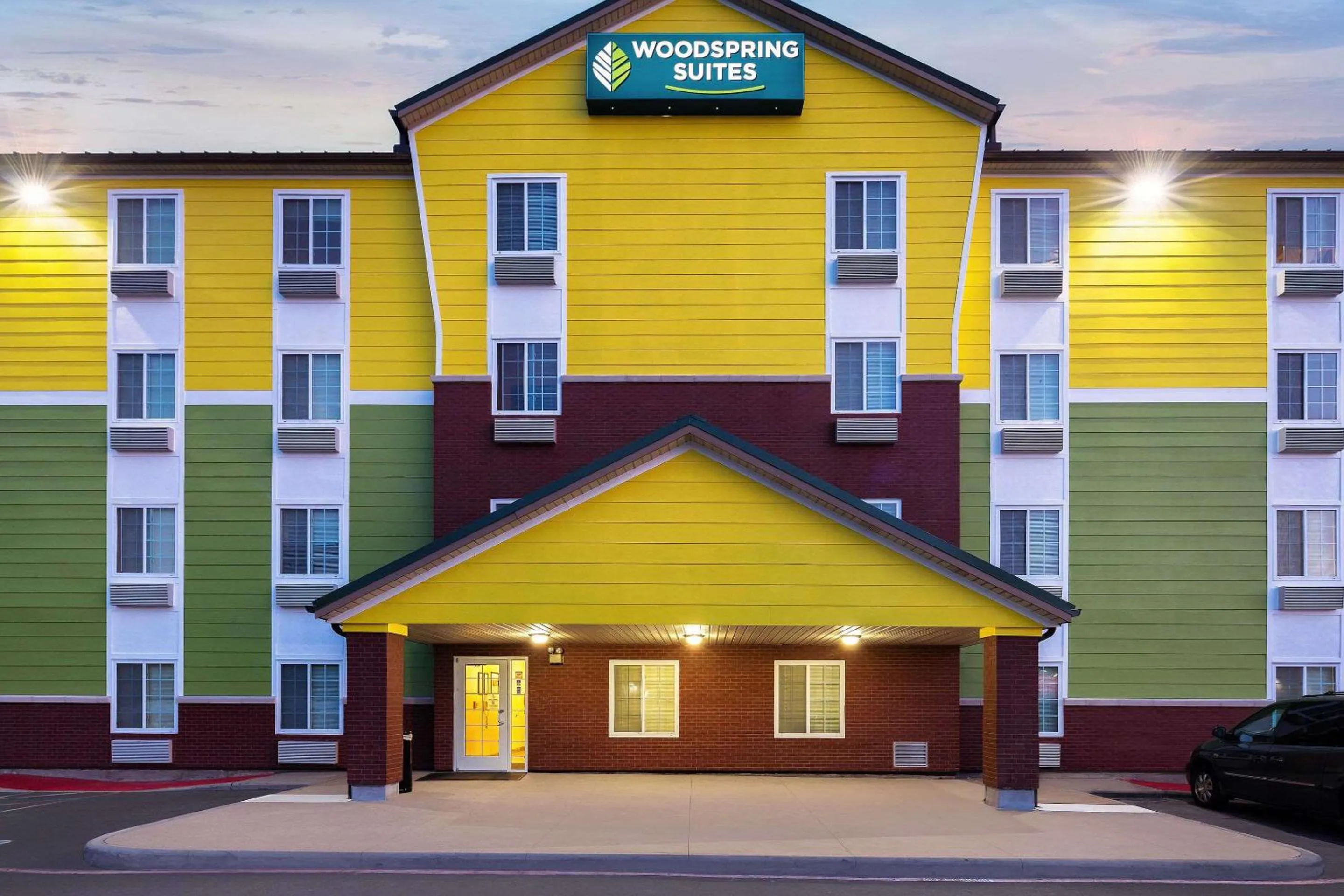 Property building in WoodSpring Suites Tyler Rose Garden