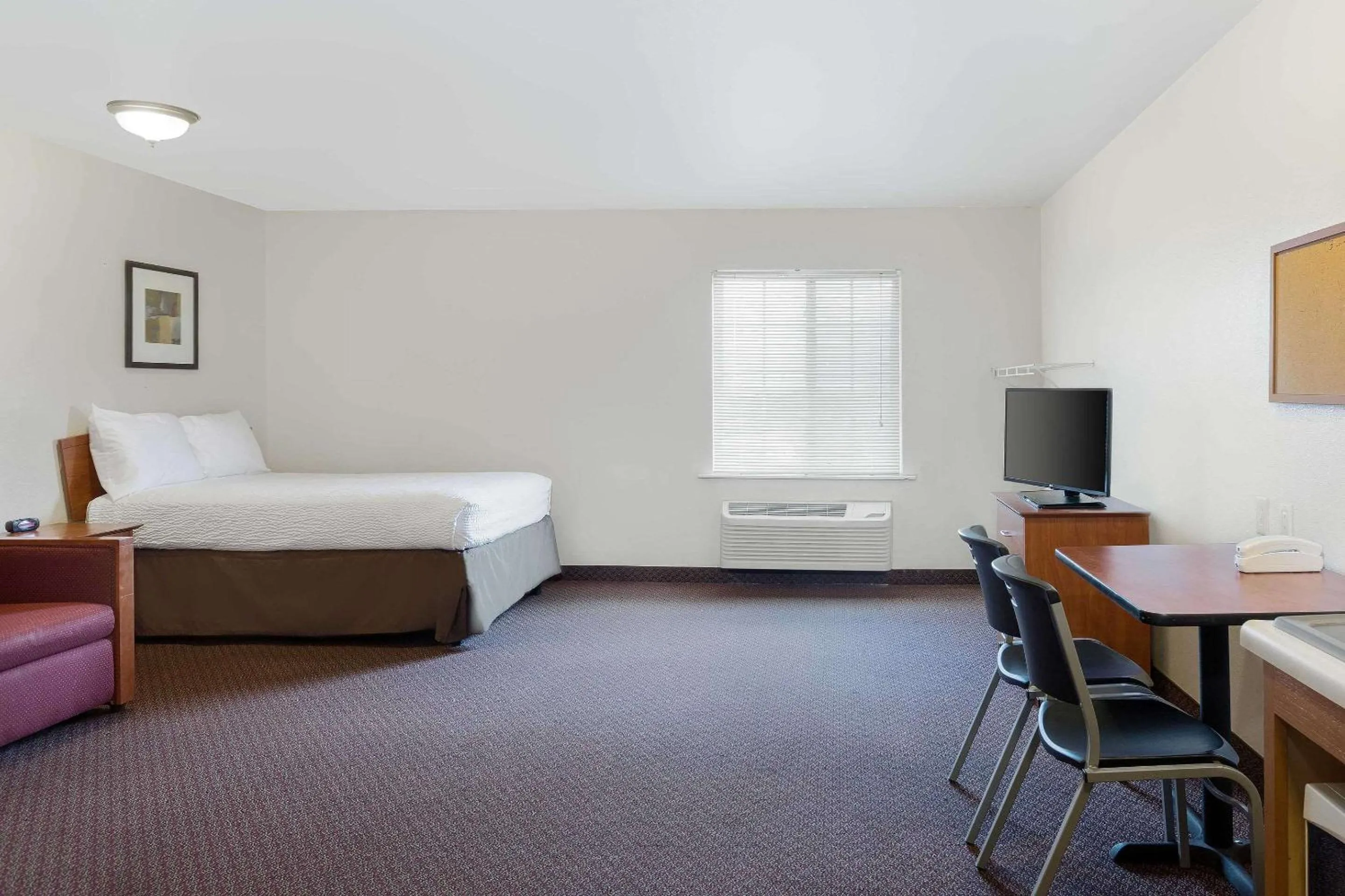 Photo of the whole room, Bed in WoodSpring Suites Tyler Rose Garden