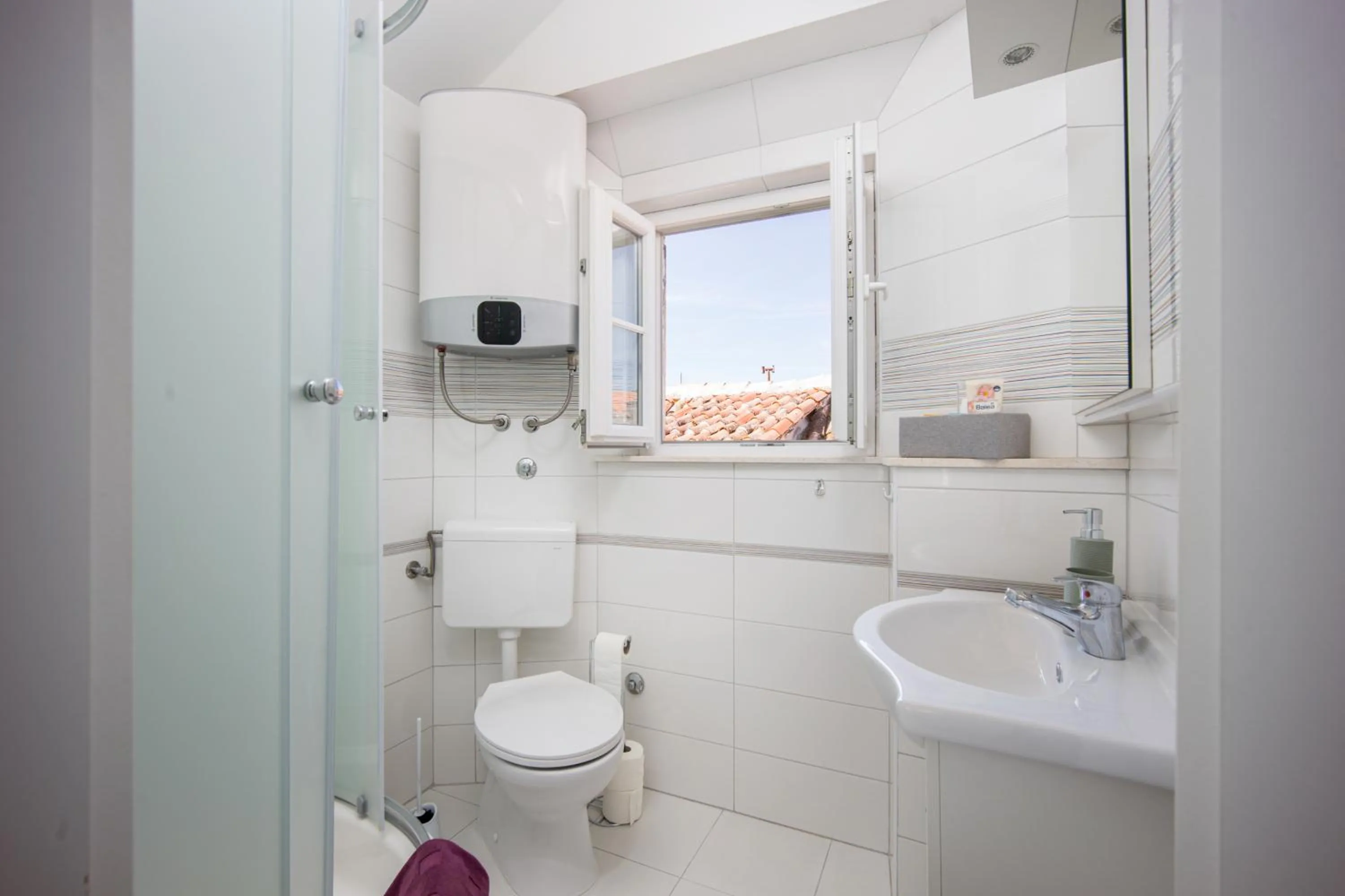 Shower in Tragos Lemon Tree