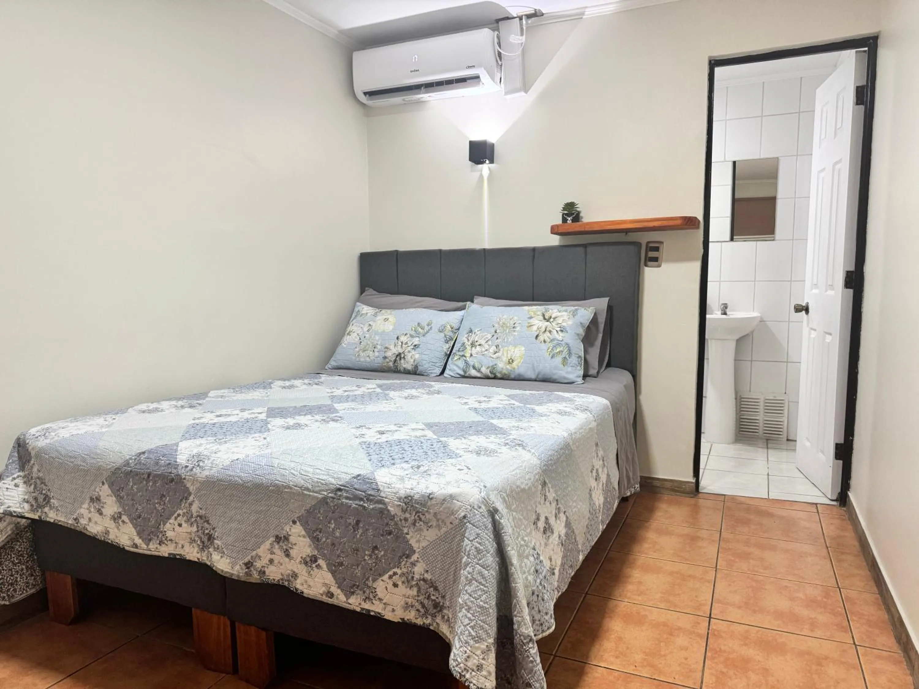 Bathroom, Bed in Residencial Don Santiago