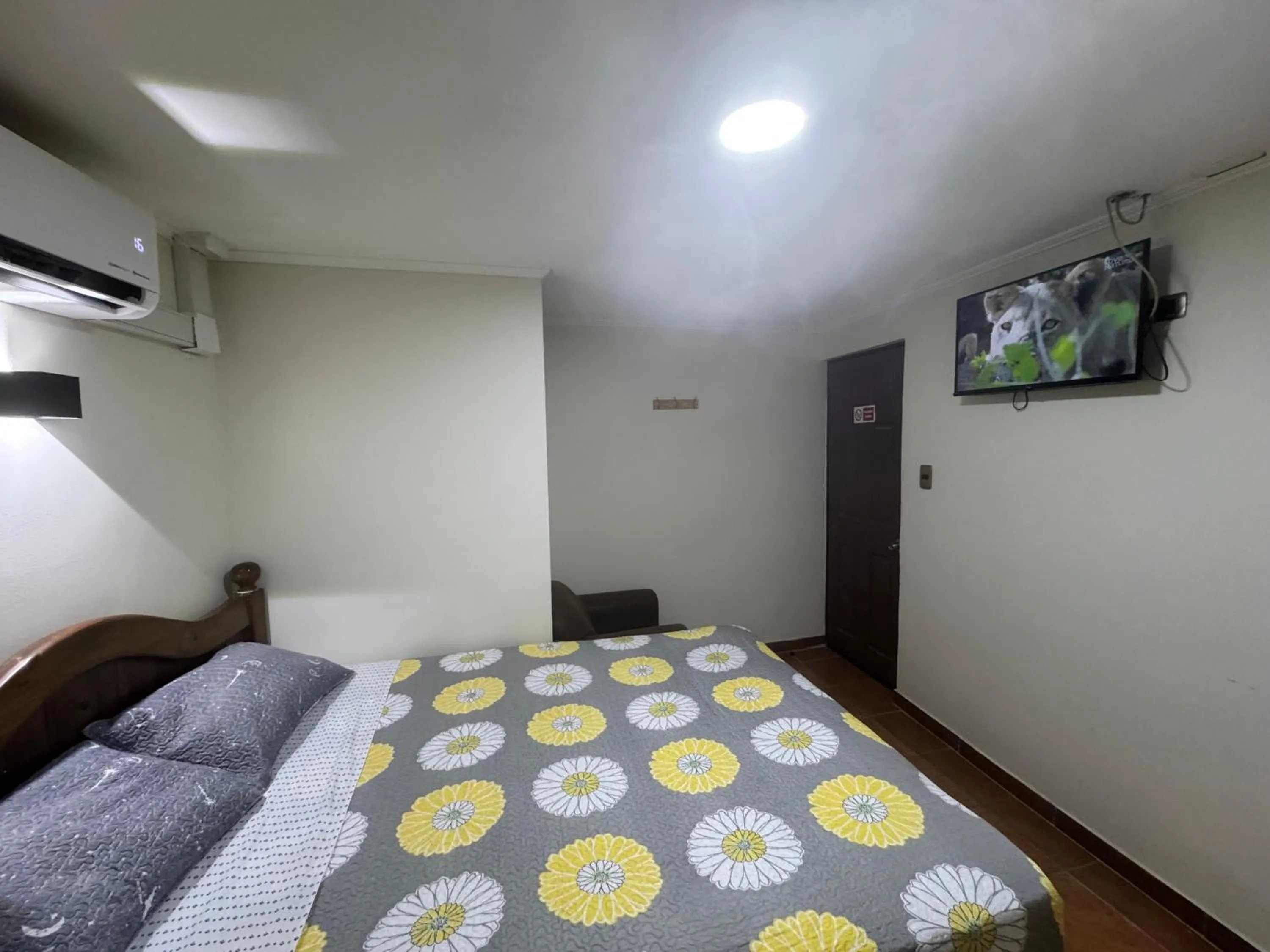 TV and multimedia, Bed in Residencial Don Santiago