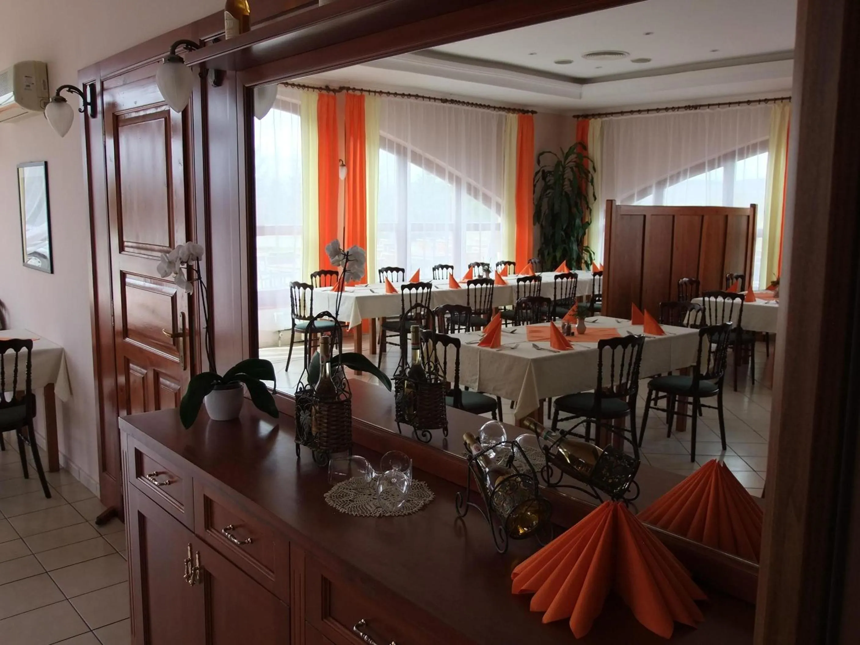 Restaurant/places to eat in Hotel Hunor