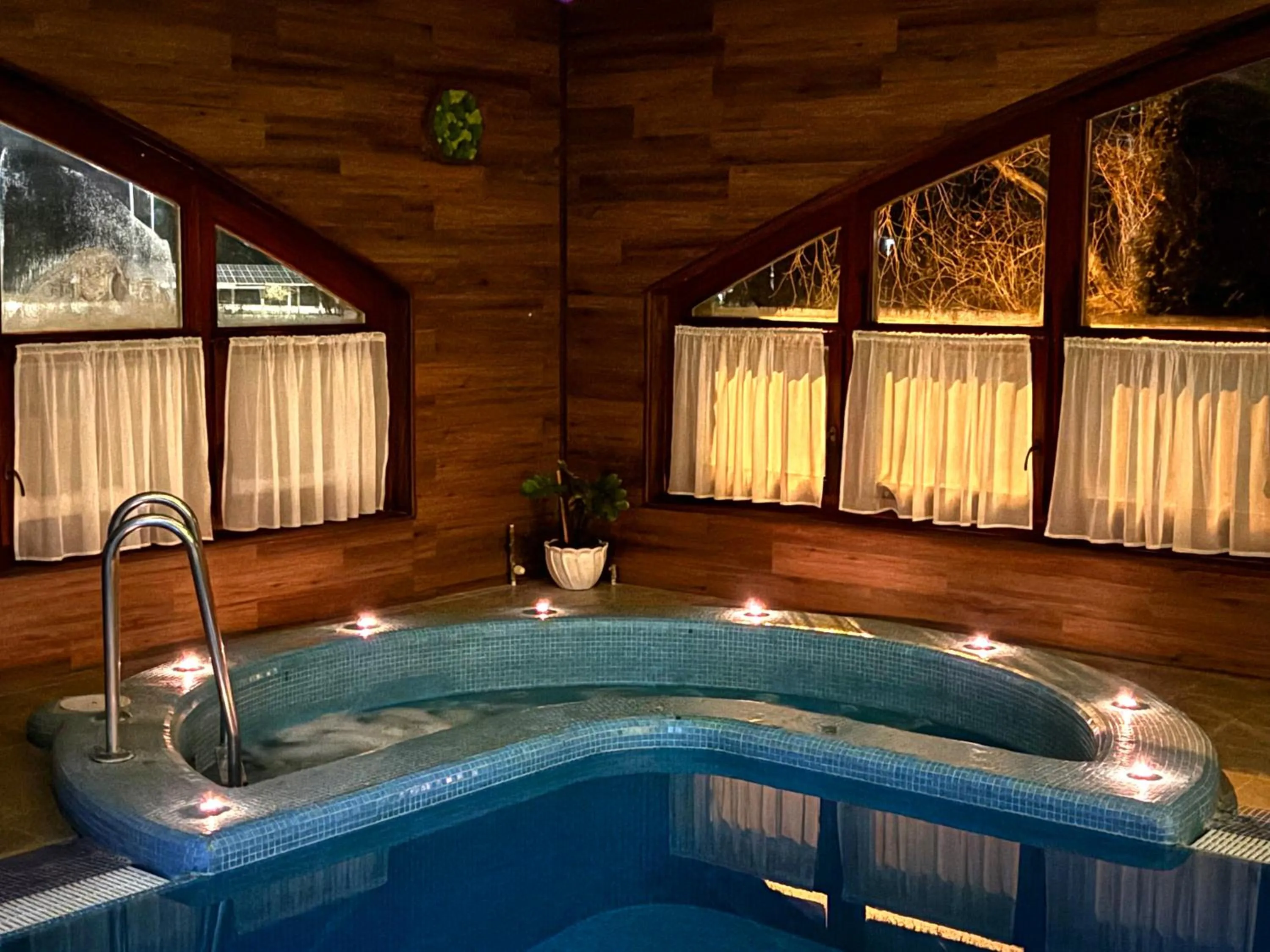 Hot Tub in Hotel Hunor