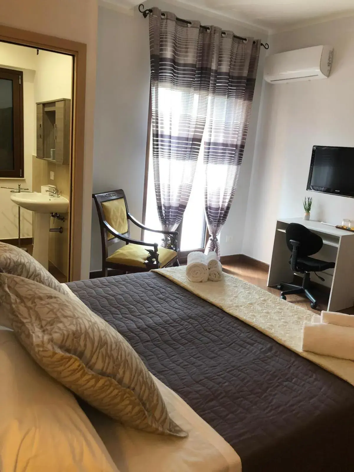 Deluxe Double Room with Shower in Beb oasi marina Deluxe Double Room with Shower in Beb oasi marina